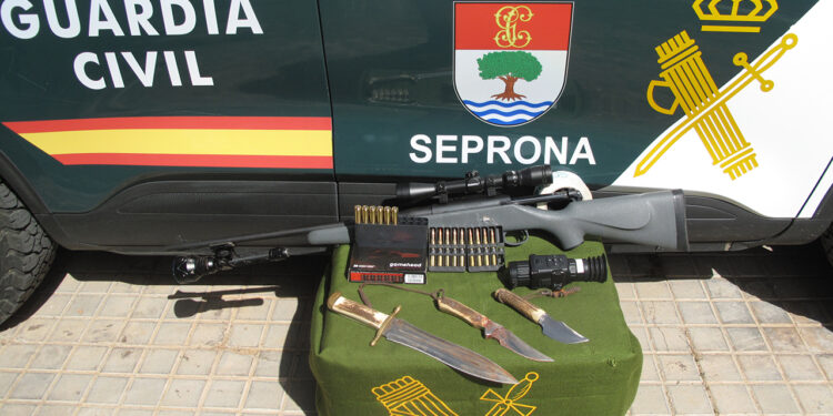 Golpe al furtivismo nocturno en Cuenca sorprendido en Castillejo de Iniesta con un rifle listo para disparar y visor térmico