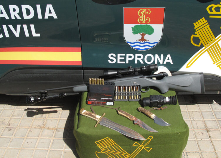 Golpe al furtivismo nocturno en Cuenca sorprendido en Castillejo de Iniesta con un rifle listo para disparar y visor térmico