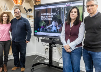 El Ayuntamiento de Guadalajara ha presentado este viernes la nueva plataforma turística turismo.guadalajara.es, un portal concebido no solo como una página informativa, sino como una experiencia digital completa para descubrir, planificar y disfrutar la ciudad antes, durante y después de la visita. Durante la presentación, el concejal de Turismo y Comercio, Víctor Morejón, destacó que la nueva web “no es una web más”, sino “una herramienta clave para atraer visitantes y competir en un entorno donde el turismo se decide en internet”. Morejón ha recordado que actualmente “estamos en el tren de internet y vamos a competir con fuerza para poner a Guadalajara en una posición importante tanto en el turismo nacional como internacional” y es que el 86% de los viajeros organiza actualmente sus viajes online y millones de personas consultan cada mes destinos, actividades y experiencias turísticas a través de internet. “Los turistas tienen la necesidad de encontrar todo lo que Guadalajara puede ofrecer y de ahí nace esta nueva plataforma”, ha señalado. El nuevo portal ha sido diseñado para facilitar al visitante toda la información necesaria “de forma rápida, fácil y desde cualquier dispositivo”, con un formato completamente adaptado a móviles, tablets y ordenadores. Sin embargo, el Ayuntamiento ha querido ir más allá de un modelo tradicional de página informativa. “Esto no es solo información. Es una experiencia”, afirmó el concejal, subrayando que la plataforma permite organizar rutas personalizadas según intereses, acceder a recorridos geolocalizados, participar en gymkanas turísticas, reservar actividades, comprar entradas o utilizar recursos como la Guadalajara Card. Además, incorpora un asistente de atención inmediata para resolver dudas en tiempo real y herramientas diseñadas para hacer más accesible, intuitiva y atractiva la visita a la ciudad. El objetivo, según explicó Morejón, es convertir la plataforma en “la puerta de entrada a Guadalajara”, reforzando la capacidad de atracción turística de la ciudad y fomentando que quienes la visiten “quieran repetir”. La nueva web se integra dentro del Plan de Sostenibilidad Turística en Destino y ha sido financiada con fondos europeos Next Generation, destinada específicamente a proyectos turísticos, recordando Morejón que “estos fondos están supervisados y no se pueden gastar fuera de las reglas del juego y las leyes”. Novedades La técnico de Turismo, Elena Ruiz, ha detallado las características técnicas y funcionales del nuevo portal, desarrollado como una plataforma independiente bajo el dominio propio turismo.guadalajara.es y no como un apartado integrado en la web municipal. Entre sus principales novedades destaca una estructura orientada al producto turístico y a la experiencia del usuario, priorizando los contenidos visuales, las imágenes y los recursos interactivos frente a los textos extensos. La plataforma se encuentra actualmente disponible en castellano e inglés, aunque está preparada para incorporar nuevos idiomas próximamente. La web incluye apartados específicos vinculados a distintos segmentos turísticos como cultura, gastronomía, deporte, congresos o turismo familiar, además de integrar recursos turísticos, agenda cultural, eventos, festejos y tradiciones locales. También incorpora herramientas digitales avanzadas como recorridos virtuales, rutas georreferenciadas sobre mapa, atención vía WhatsApp Web y un espacio denominado “Organiza tu viaje”, que permite al usuario configurar experiencias adaptadas a sus preferencias. A estas funcionalidades se suma un nuevo sistema de reserva y compra de entradas para espacios monumentales, permitiendo seleccionar fechas y horarios concretos, una medida que facilitará tanto la organización de visitas como la gestión de aforos y la atención a grupos turísticos. Desde el punto de vista técnico, la plataforma ha reforzado los niveles de seguridad, accesibilidad y posicionamiento SEO, además de incorporar herramientas de analítica avanzada para conocer el comportamiento de los visitantes y mejorar futuras campañas de promoción turística. El proyecto se enmarca además dentro de la estrategia Guadalajara Destino Turístico Inteligente (DTI), alineada con el Plan de Acción de SEGITTUR para avanzar en innovación y tecnología aplicada al turismo. Con esta nueva herramienta, el Ayuntamiento busca mejorar la visibilidad de Guadalajara, reforzar su posicionamiento turístico y generar un mayor impacto económico en sectores como la hostelería, el comercio y los servicios vinculados al turismo.