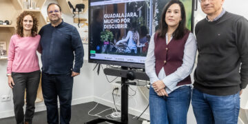 El Ayuntamiento de Guadalajara ha presentado este viernes la nueva plataforma turística turismo.guadalajara.es, un portal concebido no solo como una página informativa, sino como una experiencia digital completa para descubrir, planificar y disfrutar la ciudad antes, durante y después de la visita. Durante la presentación, el concejal de Turismo y Comercio, Víctor Morejón, destacó que la nueva web “no es una web más”, sino “una herramienta clave para atraer visitantes y competir en un entorno donde el turismo se decide en internet”. Morejón ha recordado que actualmente “estamos en el tren de internet y vamos a competir con fuerza para poner a Guadalajara en una posición importante tanto en el turismo nacional como internacional” y es que el 86% de los viajeros organiza actualmente sus viajes online y millones de personas consultan cada mes destinos, actividades y experiencias turísticas a través de internet. “Los turistas tienen la necesidad de encontrar todo lo que Guadalajara puede ofrecer y de ahí nace esta nueva plataforma”, ha señalado. El nuevo portal ha sido diseñado para facilitar al visitante toda la información necesaria “de forma rápida, fácil y desde cualquier dispositivo”, con un formato completamente adaptado a móviles, tablets y ordenadores. Sin embargo, el Ayuntamiento ha querido ir más allá de un modelo tradicional de página informativa. “Esto no es solo información. Es una experiencia”, afirmó el concejal, subrayando que la plataforma permite organizar rutas personalizadas según intereses, acceder a recorridos geolocalizados, participar en gymkanas turísticas, reservar actividades, comprar entradas o utilizar recursos como la Guadalajara Card. Además, incorpora un asistente de atención inmediata para resolver dudas en tiempo real y herramientas diseñadas para hacer más accesible, intuitiva y atractiva la visita a la ciudad. El objetivo, según explicó Morejón, es convertir la plataforma en “la puerta de entrada a Guadalajara”, reforzando la capacidad de atracción turística de la ciudad y fomentando que quienes la visiten “quieran repetir”. La nueva web se integra dentro del Plan de Sostenibilidad Turística en Destino y ha sido financiada con fondos europeos Next Generation, destinada específicamente a proyectos turísticos, recordando Morejón que “estos fondos están supervisados y no se pueden gastar fuera de las reglas del juego y las leyes”. Novedades La técnico de Turismo, Elena Ruiz, ha detallado las características técnicas y funcionales del nuevo portal, desarrollado como una plataforma independiente bajo el dominio propio turismo.guadalajara.es y no como un apartado integrado en la web municipal. Entre sus principales novedades destaca una estructura orientada al producto turístico y a la experiencia del usuario, priorizando los contenidos visuales, las imágenes y los recursos interactivos frente a los textos extensos. La plataforma se encuentra actualmente disponible en castellano e inglés, aunque está preparada para incorporar nuevos idiomas próximamente. La web incluye apartados específicos vinculados a distintos segmentos turísticos como cultura, gastronomía, deporte, congresos o turismo familiar, además de integrar recursos turísticos, agenda cultural, eventos, festejos y tradiciones locales. También incorpora herramientas digitales avanzadas como recorridos virtuales, rutas georreferenciadas sobre mapa, atención vía WhatsApp Web y un espacio denominado “Organiza tu viaje”, que permite al usuario configurar experiencias adaptadas a sus preferencias. A estas funcionalidades se suma un nuevo sistema de reserva y compra de entradas para espacios monumentales, permitiendo seleccionar fechas y horarios concretos, una medida que facilitará tanto la organización de visitas como la gestión de aforos y la atención a grupos turísticos. Desde el punto de vista técnico, la plataforma ha reforzado los niveles de seguridad, accesibilidad y posicionamiento SEO, además de incorporar herramientas de analítica avanzada para conocer el comportamiento de los visitantes y mejorar futuras campañas de promoción turística. El proyecto se enmarca además dentro de la estrategia Guadalajara Destino Turístico Inteligente (DTI), alineada con el Plan de Acción de SEGITTUR para avanzar en innovación y tecnología aplicada al turismo. Con esta nueva herramienta, el Ayuntamiento busca mejorar la visibilidad de Guadalajara, reforzar su posicionamiento turístico y generar un mayor impacto económico en sectores como la hostelería, el comercio y los servicios vinculados al turismo.