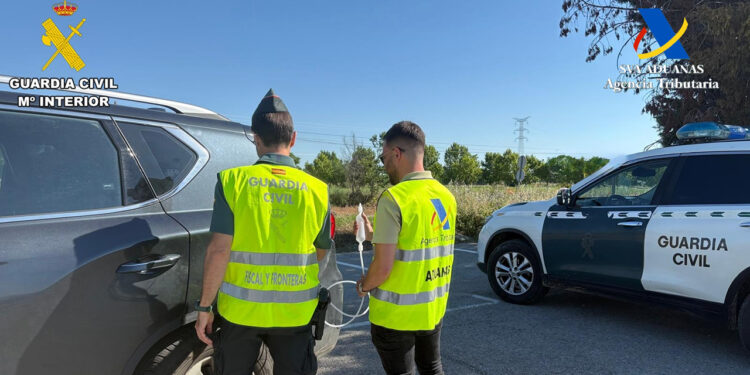 Atrapan in fraganti a una gasolinera de Guadalajara vendiendo gasóleo bonificado a vehículos de alta gama 1 Guardia Civil