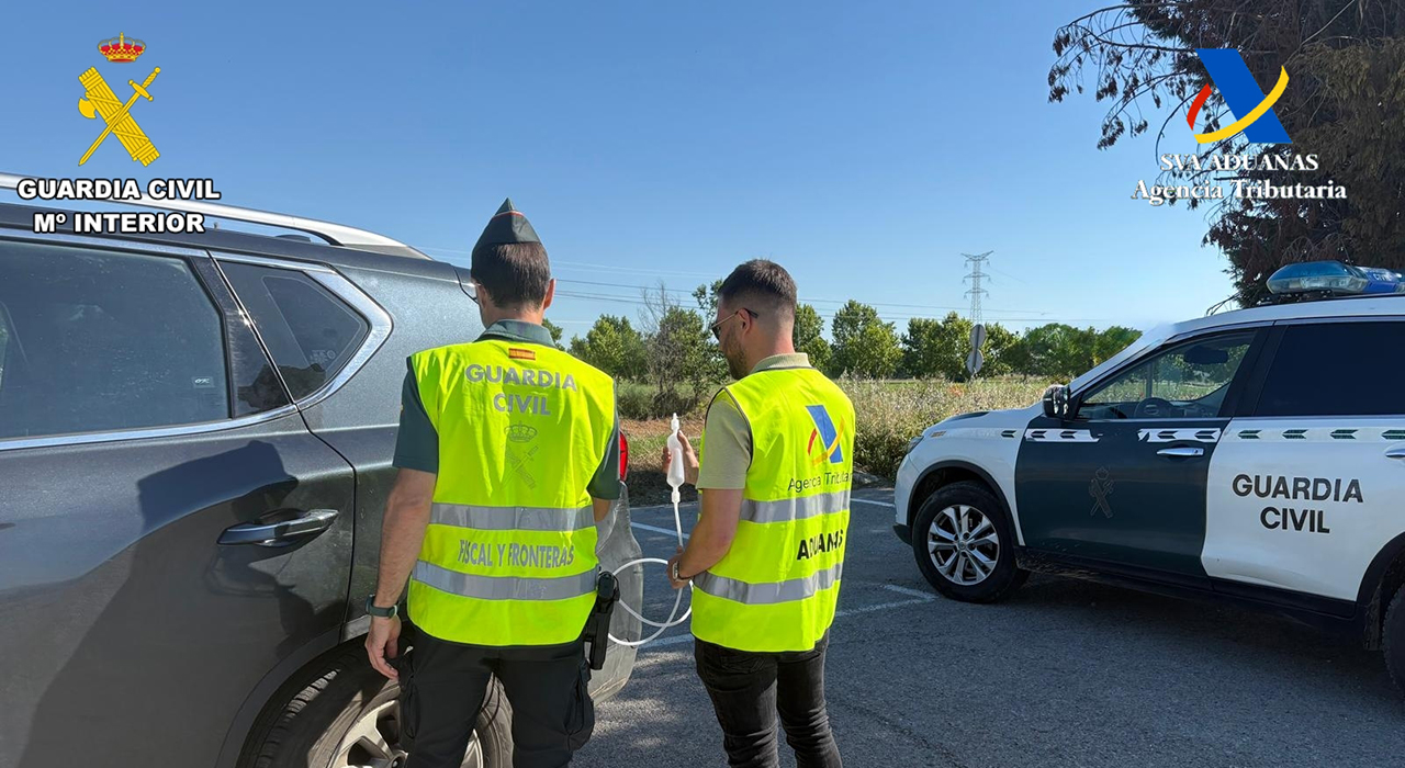 Atrapan in fraganti a una gasolinera de Guadalajara vendiendo gasóleo bonificado a vehículos de alta gama 2 Guardia Civil