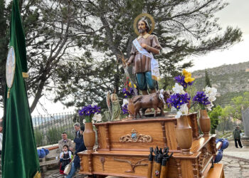 La Venerable Hermandad de San Isidro Labrador (Vulgo de Arriba) celebrará la festividad de su patrón del 14 al 16 de mayo de 2026 en su emblemática ermita de Cuenca. Durante tres días, este paraje asomado a las Hoces acogerá los tradicionales cultos, la bendición de los campos agrícolas y distintos actos de convivencia vecinal. El programa comenzará el jueves 14 a las 20:00 horas con las Solemnes Vísperas. En este acto religioso se enriquecerá el patrimonio de la hermandad con la bendición de dos nuevos cuadros: una acuarela del Cementerio de Personalidades donada por su autora, la profesora Clotilde Navarro, y un óleo de un Cristo coronado de espinas firmado por C. Morán en 1995. Tras la ceremonia, las hermanas mayores salientes —Verónica Recuenco, Sonia Saiz y Berta Campillo Garrote— encenderán la tradicional hoguera. La primera jornada concluirá en el atrio porticado con la venta del clásico Rollo de San Isidro y, entre las 21:00 y las 21:30 horas, el Grupo de Pulso y Púa interpretará el "mayo" isidril, manteniendo una costumbre que supera ya las dos décadas. El viernes 15, día grande de la festividad, el párroco Miguel Ángel Albares oficiará la misa solemne a las 19:30 horas. A continuación, el cortejo procesional saldrá de la ermita para bordear la Hoz del Júcar. Las imágenes de San Isidro, Santa María de la Cabeza y el paso infantil de San Isidrete desfilarán acompañados por la Banda de Música "Virgen de la Luz" hasta alcanzar el mirador de la Cruz de la Era, donde tendrá lugar la tradicional bendición de campos. La Hermandad advierte que la procesión se suspenderá en caso de lluvia. Los actos finalizarán el sábado 16 a las 18:30 horas con una misa de difuntos. Tras los responsos en los tres históricos camposantos del entorno —Hermanos de San Isidro, Personalidades Conquenses y Cabildo de la Catedral—, se oficializará el relevo de la vara a los nuevos Hermanos Mayores: Jesús, Ana y Angustias Fernández Barambio. Contexto y legado histórico El desarrollo de estas fiestas refleja el esfuerzo constante por conservar el patrimonio material e inmaterial del Vulgo de Arriba, una labor de recuperación que Liberal de Castilla documenta habitualmente en su archivo histórico. La donación del nuevo cuadro por parte de la empresa Espada de Fuente de Pedro Naharro cristaliza la vinculación de esta entidad con el paraje, surgida a raíz de las recientes obras de mejora que ha ejecutado en el entorno de la ermita y sus cementerios. Esta evolución arquitectónica y paisajística resulta fundamental para la memoria de Cuenca. Las intervenciones recientes no solo dignifican el Cementerio de Personalidades Conquenses, sino que garantizan que el tradicional canto del "mayo" o la procesión sobre la Hoz del Júcar sigan desarrollándose en un recinto cuidado que conecta el pasado de la ciudad con su presente.