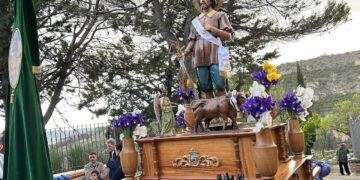 La Venerable Hermandad de San Isidro Labrador (Vulgo de Arriba) celebrará la festividad de su patrón del 14 al 16 de mayo de 2026 en su emblemática ermita de Cuenca. Durante tres días, este paraje asomado a las Hoces acogerá los tradicionales cultos, la bendición de los campos agrícolas y distintos actos de convivencia vecinal. El programa comenzará el jueves 14 a las 20:00 horas con las Solemnes Vísperas. En este acto religioso se enriquecerá el patrimonio de la hermandad con la bendición de dos nuevos cuadros: una acuarela del Cementerio de Personalidades donada por su autora, la profesora Clotilde Navarro, y un óleo de un Cristo coronado de espinas firmado por C. Morán en 1995. Tras la ceremonia, las hermanas mayores salientes —Verónica Recuenco, Sonia Saiz y Berta Campillo Garrote— encenderán la tradicional hoguera. La primera jornada concluirá en el atrio porticado con la venta del clásico Rollo de San Isidro y, entre las 21:00 y las 21:30 horas, el Grupo de Pulso y Púa interpretará el "mayo" isidril, manteniendo una costumbre que supera ya las dos décadas. El viernes 15, día grande de la festividad, el párroco Miguel Ángel Albares oficiará la misa solemne a las 19:30 horas. A continuación, el cortejo procesional saldrá de la ermita para bordear la Hoz del Júcar. Las imágenes de San Isidro, Santa María de la Cabeza y el paso infantil de San Isidrete desfilarán acompañados por la Banda de Música "Virgen de la Luz" hasta alcanzar el mirador de la Cruz de la Era, donde tendrá lugar la tradicional bendición de campos. La Hermandad advierte que la procesión se suspenderá en caso de lluvia. Los actos finalizarán el sábado 16 a las 18:30 horas con una misa de difuntos. Tras los responsos en los tres históricos camposantos del entorno —Hermanos de San Isidro, Personalidades Conquenses y Cabildo de la Catedral—, se oficializará el relevo de la vara a los nuevos Hermanos Mayores: Jesús, Ana y Angustias Fernández Barambio. Contexto y legado histórico El desarrollo de estas fiestas refleja el esfuerzo constante por conservar el patrimonio material e inmaterial del Vulgo de Arriba, una labor de recuperación que Liberal de Castilla documenta habitualmente en su archivo histórico. La donación del nuevo cuadro por parte de la empresa Espada de Fuente de Pedro Naharro cristaliza la vinculación de esta entidad con el paraje, surgida a raíz de las recientes obras de mejora que ha ejecutado en el entorno de la ermita y sus cementerios. Esta evolución arquitectónica y paisajística resulta fundamental para la memoria de Cuenca. Las intervenciones recientes no solo dignifican el Cementerio de Personalidades Conquenses, sino que garantizan que el tradicional canto del "mayo" o la procesión sobre la Hoz del Júcar sigan desarrollándose en un recinto cuidado que conecta el pasado de la ciudad con su presente.