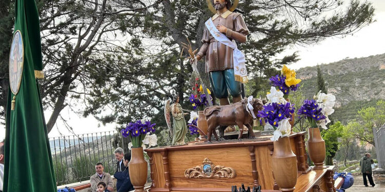 La Venerable Hermandad de San Isidro Labrador (Vulgo de Arriba) celebrará la festividad de su patrón del 14 al 16 de mayo de 2026 en su emblemática ermita de Cuenca. Durante tres días, este paraje asomado a las Hoces acogerá los tradicionales cultos, la bendición de los campos agrícolas y distintos actos de convivencia vecinal. El programa comenzará el jueves 14 a las 20:00 horas con las Solemnes Vísperas. En este acto religioso se enriquecerá el patrimonio de la hermandad con la bendición de dos nuevos cuadros: una acuarela del Cementerio de Personalidades donada por su autora, la profesora Clotilde Navarro, y un óleo de un Cristo coronado de espinas firmado por C. Morán en 1995. Tras la ceremonia, las hermanas mayores salientes —Verónica Recuenco, Sonia Saiz y Berta Campillo Garrote— encenderán la tradicional hoguera. La primera jornada concluirá en el atrio porticado con la venta del clásico Rollo de San Isidro y, entre las 21:00 y las 21:30 horas, el Grupo de Pulso y Púa interpretará el "mayo" isidril, manteniendo una costumbre que supera ya las dos décadas. El viernes 15, día grande de la festividad, el párroco Miguel Ángel Albares oficiará la misa solemne a las 19:30 horas. A continuación, el cortejo procesional saldrá de la ermita para bordear la Hoz del Júcar. Las imágenes de San Isidro, Santa María de la Cabeza y el paso infantil de San Isidrete desfilarán acompañados por la Banda de Música "Virgen de la Luz" hasta alcanzar el mirador de la Cruz de la Era, donde tendrá lugar la tradicional bendición de campos. La Hermandad advierte que la procesión se suspenderá en caso de lluvia. Los actos finalizarán el sábado 16 a las 18:30 horas con una misa de difuntos. Tras los responsos en los tres históricos camposantos del entorno —Hermanos de San Isidro, Personalidades Conquenses y Cabildo de la Catedral—, se oficializará el relevo de la vara a los nuevos Hermanos Mayores: Jesús, Ana y Angustias Fernández Barambio. Contexto y legado histórico El desarrollo de estas fiestas refleja el esfuerzo constante por conservar el patrimonio material e inmaterial del Vulgo de Arriba, una labor de recuperación que Liberal de Castilla documenta habitualmente en su archivo histórico. La donación del nuevo cuadro por parte de la empresa Espada de Fuente de Pedro Naharro cristaliza la vinculación de esta entidad con el paraje, surgida a raíz de las recientes obras de mejora que ha ejecutado en el entorno de la ermita y sus cementerios. Esta evolución arquitectónica y paisajística resulta fundamental para la memoria de Cuenca. Las intervenciones recientes no solo dignifican el Cementerio de Personalidades Conquenses, sino que garantizan que el tradicional canto del "mayo" o la procesión sobre la Hoz del Júcar sigan desarrollándose en un recinto cuidado que conecta el pasado de la ciudad con su presente.