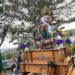 La Venerable Hermandad de San Isidro Labrador (Vulgo de Arriba) celebrará la festividad de su patrón del 14 al 16 de mayo de 2026 en su emblemática ermita de Cuenca. Durante tres días, este paraje asomado a las Hoces acogerá los tradicionales cultos, la bendición de los campos agrícolas y distintos actos de convivencia vecinal. El programa comenzará el jueves 14 a las 20:00 horas con las Solemnes Vísperas. En este acto religioso se enriquecerá el patrimonio de la hermandad con la bendición de dos nuevos cuadros: una acuarela del Cementerio de Personalidades donada por su autora, la profesora Clotilde Navarro, y un óleo de un Cristo coronado de espinas firmado por C. Morán en 1995. Tras la ceremonia, las hermanas mayores salientes —Verónica Recuenco, Sonia Saiz y Berta Campillo Garrote— encenderán la tradicional hoguera. La primera jornada concluirá en el atrio porticado con la venta del clásico Rollo de San Isidro y, entre las 21:00 y las 21:30 horas, el Grupo de Pulso y Púa interpretará el "mayo" isidril, manteniendo una costumbre que supera ya las dos décadas. El viernes 15, día grande de la festividad, el párroco Miguel Ángel Albares oficiará la misa solemne a las 19:30 horas. A continuación, el cortejo procesional saldrá de la ermita para bordear la Hoz del Júcar. Las imágenes de San Isidro, Santa María de la Cabeza y el paso infantil de San Isidrete desfilarán acompañados por la Banda de Música "Virgen de la Luz" hasta alcanzar el mirador de la Cruz de la Era, donde tendrá lugar la tradicional bendición de campos. La Hermandad advierte que la procesión se suspenderá en caso de lluvia. Los actos finalizarán el sábado 16 a las 18:30 horas con una misa de difuntos. Tras los responsos en los tres históricos camposantos del entorno —Hermanos de San Isidro, Personalidades Conquenses y Cabildo de la Catedral—, se oficializará el relevo de la vara a los nuevos Hermanos Mayores: Jesús, Ana y Angustias Fernández Barambio. Contexto y legado histórico El desarrollo de estas fiestas refleja el esfuerzo constante por conservar el patrimonio material e inmaterial del Vulgo de Arriba, una labor de recuperación que Liberal de Castilla documenta habitualmente en su archivo histórico. La donación del nuevo cuadro por parte de la empresa Espada de Fuente de Pedro Naharro cristaliza la vinculación de esta entidad con el paraje, surgida a raíz de las recientes obras de mejora que ha ejecutado en el entorno de la ermita y sus cementerios. Esta evolución arquitectónica y paisajística resulta fundamental para la memoria de Cuenca. Las intervenciones recientes no solo dignifican el Cementerio de Personalidades Conquenses, sino que garantizan que el tradicional canto del "mayo" o la procesión sobre la Hoz del Júcar sigan desarrollándose en un recinto cuidado que conecta el pasado de la ciudad con su presente.