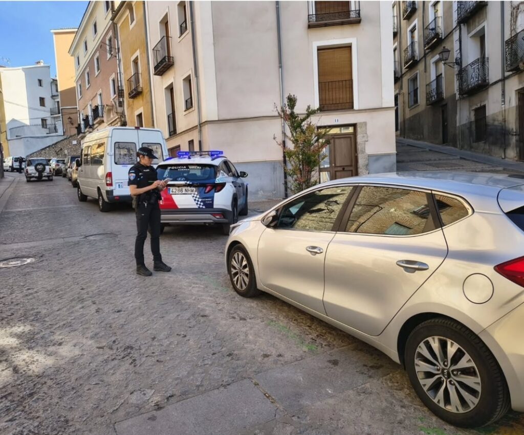 Cerco al aparcamiento indebido en el Casco Antiguo de Cuenca: 20 denuncias en zona de residentes