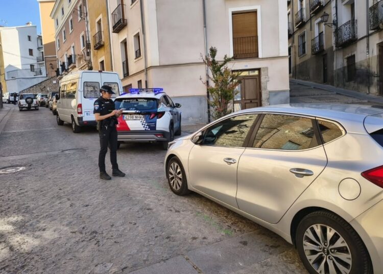Cerco al aparcamiento indebido en el Casco Antiguo de Cuenca: 20 denuncias en zona de residentes