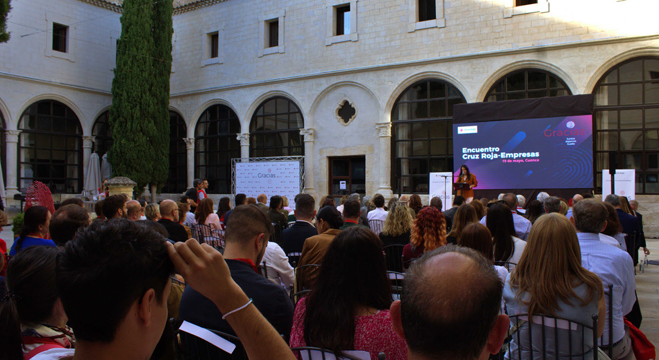 Incarlopsa, Avatel y Rujamar, reconocidas por su impacto social y creación de empleo en Cuenca 2 El tejido empresarial de Cuenca ha consolidado su papel como motor de inserción laboral y apoyo social en la provincia. Durante el encuentro "Gracias, juntos dejamos huella", celebrado este martes por la tarde en el Parador de Cuenca, Cruz Roja reunió a 123 asistentes para reconocer el compromiso de las compañías locales con las personas en situación de vulnerabilidad. La red de colaboración de la organización humanitaria supera ya las 350 alianzas empresariales en el territorio conquense, una cifra que ha sido determinante para ampliar el alcance de sus programas sociales durante el último año.La colaboración directa con el sector privado ha permitido a Cruz Roja atender a 8.725 personas en 2025, lo que supone un incremento de 1.128 usuarios respecto al año anterior, ofreciendo cerca de 67.000 respuestas a diversas necesidades. María del Carmen Palomares, presidenta provincial de la entidad, subrayó durante la apertura que la implicación empresarial y la coordinación con las administraciones públicas son claves para afrontar los retos sociales de Cuenca. Entre estos desafíos destacan la atención a la infancia, el acompañamiento a los mayores frente a la soledad no deseada y la inserción de colectivos con dificultades de acceso al mercado laboral.El impacto de estas alianzas es especialmente visible en el ámbito de la empleabilidad. Cuatro de cada diez personas atendidas en los programas de empleo de Cruz Roja logran acceder a un puesto de trabajo gracias a la colaboración activa de unas 250 empresas anuales. La jornada contó con las intervenciones de Rubén Martínez, CEO del Grupo Avícola Rujamar, quien analizó el papel activo de las empresas en su entorno, y del experto en innovación Diego Antoñanzas. Además, los asistentes conocieron de primera mano el testimonio de Adrián, un joven cuya situación personal ha mejorado sustancialmente mediante este trabajo conjunto.Empresas Colaboradoras 2026
Durante el acto se entregaron los reconocimientos formales a tres compañías que han marcado la diferencia en la provincia:Incarlopsa ha sido galardonada por su trayectoria de más de una década apoyando a personas vulnerables y por iniciativas de gran calado como la donación de una ambulancia de soporte vital básico.Avatel Telecom recibió la distinción por su contribución específica en el ámbito de las emergencias, lo que ha permitido reforzar la capacidad de respuesta provincial con una unidad de soporte vital avanzado.Grupo Avícola Rujamar fue reconocido por su fuerte implicación en programas de empleo y su respaldo a iniciativas sociales como la Carrera Solidaria por la Infancia.El evento estuvo respaldado por representantes de distintas administraciones, incluyendo a la viceconsejera de Empleo, Nuria Chust; la subdelegada del Gobierno en Cuenca, Mari Luz Fernández; y las representantes de la Diputación, la Junta y el Ayuntamiento, Eva García, Arancha Poveda y Marta Tirado, junto a la presidenta de la Asociación de Mujeres Empresarias, Marta Peñuelas.Evolución del compromiso empresarial en Cuenca
Revisando el archivo de noticias de Liberal de Castilla del último año, la relación entre el sector privado y Cruz Roja en la provincia muestra una clara transición desde las donaciones puntuales hacia alianzas estratégicas y sostenibles. Meses atrás, la actualidad reflejaba cómo el "Reto Social Empresarial" iba sumando adeptos en la provincia, pasando de colaboraciones esporádicas en campañas estacionales a compromisos fijos anuales. Los registros documentan cómo compañías como Rujamar o Incarlopsa han integrado la responsabilidad social en su estructura operativa de forma permanente, financiando desde vehículos de emergencia de alto coste hasta programas continuados de formación.Este cambio de paradigma explica el aumento significativo en la tasa de inserción laboral que reporta ahora la organización humanitaria. La consolidación de los planes de empleo de Cruz Roja, respaldados de manera constante por el tejido productivo conquense, demuestra que la colaboración público-privada ha dejado de ser una respuesta puramente reactiva. Hoy en día, se ha convertido en una herramienta estructural de desarrollo económico y cohesión social para fijar población y ofrecer oportunidades reales en los municipios de Cuenca.