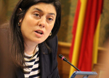 El Grupo Municipal Popular en el Ayuntamiento de Cuenca ha mostrado su "profunda indignación" tras el rechazo del equipo de Gobierno de Darío Dolz a la moción presentada por los populares que exigía compensaciones económicas y la reducción de tasas para los usuarios de la piscina Silvia Lara, cerrada desde abril por una grave avería. La presidenta del Grupo Popular, Bea Jiménez, ha calificado la postura del PSOE y sus socios como una "falta total de empatía y de sentido común", lamentando que obliguen a los vecinos a seguir pagando el 100% de una tasa por un servicio que no están recibiendo. "La naturaleza de un precio público implica que se paga por algo que se recibe. Mantener el cobro íntegro mientras la instalación está clausurada es, sencillamente, cobrar por un servicio fantasma", denunciaba. Durante el debate, además, los socialistas de Dolz han llegado incluso a proponer la retirada de la moción alegando que “todo está en marcha” y defendiendo que los problemas de clubes y usuarios ya estaban solucionados con las reubicaciones en otras instalaciones municipales. Un argumento que Bea Jiménez ha rechazado ya que tal y como ha recordado, “si todo estuviera solucionado, los clubes no seguirían denunciando la reducción de entrenamientos, la saturación de espacios y las dificultades que están sufriendo decenas de familias. El precedente de Obispo Laplana: el patrón de las promesas incumplidas Durante su intervención en el Pleno, Jiménez ha recordado que esta situación no es nueva y ha afeado al PSOE su alarmante falta de coherencia. “Hace apenas unos meses, el Grupo Popular trajo una moción exactamente igual para los usuarios del campo de fútbol Obispo Laplana. En aquel momento, el PSOE votó a favor y la moción se aprobó por unanimidad porque todos coincidimos en que cobrar por instalaciones en mal estado era injusto”, recordaba la líder popular. Sin embargo, Jiménez ha destapado que, desde entonces, el Gobierno de Dolz "no ha hecho absolutamente nada, ni compensaciones, ni devoluciones, ni información a los usuarios ni a los grupos políticos". Para la presidenta popular, el Ayuntamiento sigue un patrón muy claro ante las crisis, problema, reconocimiento, promesa de informes y, al final, ninguna solución". "Excusas burocráticas frente a problemas reales" Respecto a las justificaciones del equipo de Gobierno socialista sobre la supuesta elaboración de informes técnicos o la reubicación "parcial" de los nadadores en la piscina Luis Ocaña, Bea Jiménez ha sido tajante preguntando “¿dónde están esos informes?”. “Los usuarios siguen pagando igual y si el servicio no se presta en las condiciones por las que se cobra, no se puede cobrar lo mismo. Las reubicaciones son parches que solo han servido para saturar calles, recortar entrenamientos de clubes federados y mermar las escuelas municipales”. La también diputada nacional ha insistido en que la moción del PP solo pedía voluntad política para aplicar el artículo 4.9 de la propia Ordenanza Fiscal municipal, que permite bonificar las tasas ante fallos técnicos. "Nosotros no venimos a hacer informes, venimos a dar soluciones porque estamos en la calle, hablamos con los clubes y con las familias, y sabemos que hay niños entrenando peor por la dejadez de este Gobierno". "La cuestión hoy era muy simple; o se estaba del lado de los usuarios o del lado de seguir recaudando. El Partido Popular lo tiene claro y es que cuando un vecino paga, tiene derecho a recibir el servicio, y si no lo recibe, tiene derecho a ser compensado. No podemos pedir a los ciudadanos que entiendan los problemas del Ayuntamiento mientras éste sea incapaz de entender los problemas del día a día de los ciudadanos", concluía la presidenta popular.