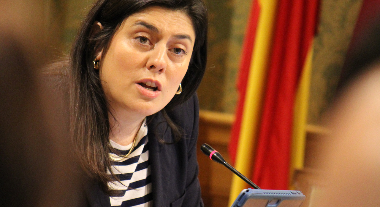 Jiménez: “El PSOE de Dolz vota en contra de devolver el importe de las tasas a los usuarios afectados por el cierre de la piscina Silvia Lara” 2 El Grupo Municipal Popular en el Ayuntamiento de Cuenca ha mostrado su "profunda indignación" tras el rechazo del equipo de Gobierno de Darío Dolz a la moción presentada por los populares que exigía compensaciones económicas y la reducción de tasas para los usuarios de la piscina Silvia Lara, cerrada desde abril por una grave avería. La presidenta del Grupo Popular, Bea Jiménez, ha calificado la postura del PSOE y sus socios como una "falta total de empatía y de sentido común", lamentando que obliguen a los vecinos a seguir pagando el 100% de una tasa por un servicio que no están recibiendo. "La naturaleza de un precio público implica que se paga por algo que se recibe. Mantener el cobro íntegro mientras la instalación está clausurada es, sencillamente, cobrar por un servicio fantasma", denunciaba. Durante el debate, además, los socialistas de Dolz han llegado incluso a proponer la retirada de la moción alegando que “todo está en marcha” y defendiendo que los problemas de clubes y usuarios ya estaban solucionados con las reubicaciones en otras instalaciones municipales. Un argumento que Bea Jiménez ha rechazado ya que tal y como ha recordado, “si todo estuviera solucionado, los clubes no seguirían denunciando la reducción de entrenamientos, la saturación de espacios y las dificultades que están sufriendo decenas de familias. El precedente de Obispo Laplana: el patrón de las promesas incumplidas Durante su intervención en el Pleno, Jiménez ha recordado que esta situación no es nueva y ha afeado al PSOE su alarmante falta de coherencia. “Hace apenas unos meses, el Grupo Popular trajo una moción exactamente igual para los usuarios del campo de fútbol Obispo Laplana. En aquel momento, el PSOE votó a favor y la moción se aprobó por unanimidad porque todos coincidimos en que cobrar por instalaciones en mal estado era injusto”, recordaba la líder popular. Sin embargo, Jiménez ha destapado que, desde entonces, el Gobierno de Dolz "no ha hecho absolutamente nada, ni compensaciones, ni devoluciones, ni información a los usuarios ni a los grupos políticos". Para la presidenta popular, el Ayuntamiento sigue un patrón muy claro ante las crisis, problema, reconocimiento, promesa de informes y, al final, ninguna solución". "Excusas burocráticas frente a problemas reales" Respecto a las justificaciones del equipo de Gobierno socialista sobre la supuesta elaboración de informes técnicos o la reubicación "parcial" de los nadadores en la piscina Luis Ocaña, Bea Jiménez ha sido tajante preguntando “¿dónde están esos informes?”. “Los usuarios siguen pagando igual y si el servicio no se presta en las condiciones por las que se cobra, no se puede cobrar lo mismo. Las reubicaciones son parches que solo han servido para saturar calles, recortar entrenamientos de clubes federados y mermar las escuelas municipales”. La también diputada nacional ha insistido en que la moción del PP solo pedía voluntad política para aplicar el artículo 4.9 de la propia Ordenanza Fiscal municipal, que permite bonificar las tasas ante fallos técnicos. "Nosotros no venimos a hacer informes, venimos a dar soluciones porque estamos en la calle, hablamos con los clubes y con las familias, y sabemos que hay niños entrenando peor por la dejadez de este Gobierno". "La cuestión hoy era muy simple; o se estaba del lado de los usuarios o del lado de seguir recaudando. El Partido Popular lo tiene claro y es que cuando un vecino paga, tiene derecho a recibir el servicio, y si no lo recibe, tiene derecho a ser compensado. No podemos pedir a los ciudadanos que entiendan los problemas del Ayuntamiento mientras éste sea incapaz de entender los problemas del día a día de los ciudadanos", concluía la presidenta popular.