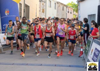 El sábado 23 de mayo con un tiempo caluroso se celebró la 9ª prueba del XXII Circuito de carreras populares de la Diputación Provincial de Cuenca. A las 16:00 empezaron las carreras infantiles con una participación menor que otros años, pero con la misma intención de fomentar el deporte del atletismo entre los más pequeños. Posteriormente -a las 19:30 horas- comenzó la carrera oficial, con mucha gente animando por las calles. Se trataba de un recorrido urbano -que daba dos vueltas por las calles del municipio- para totalizar 7,5 km, pasando por los lugares más significativos del municipio, (piscinas, Cruz Cerrada, Silo, Plaza Mayor, Jardinillos, etc.) teniendo la salida y meta en el Polideportivo Municipal. La recogida de dorsales, duchas, aperitivo y entrega de premios se realizaron en el Polideportivo por lo que se facilitaron mucho todos los servicios para el corredor, que disfrutaba de una zona de aparcamiento en las inmediaciones. Una tarde de calor, impropia de esta época del año, que seguramente propició una bajada en la participación en la que acabaron 235 corredores, siendo el ganador de la prueba John Kiriu Cherbii del CA Reajo Fontense, seguido por Alfonso Expósito Giménez del CA Iniesta y Daniel Torrecilla Sánchez del Rujamar Atletismo Cuenca para completar el pódium. En la general femenina, la corredora ganadora fue Paola María Niño Torrijos del CA Correligero Cuenca, en segunda posición lo hizo Almudena de la Ossa Yunta del Runfaster y tercera fue la gran veterana local M.ª Jesús Algarra Algarra del CA San Lorenzo de la Parrilla. La clasificación por categorías fue la siguiente: SUB 25 FEMENINA: - SARA RAMOS SERRANO (CD ATLETISMO TARANCÓN) - LUCÍA SAEZ PONCE (C.A. MINGLANILLA) - MAGDALENA IBORRA GARROTE (MAGDALA CORRE) SUB 25 MASCULINA: - DARÍO SANABRIA LÓPEZ (CD ATLETISMO TARANCÓN) - ISMAEL JIMÉNEZ GARCÍA (RUJAMAR ATLETISMO CUENCA) - DANIEL BERNARDO LÓPEZ (C.A. RUNNING JARA) SENIOR FEMENINA: - PAOLA MARÍA NIÑO TORRIJOS (C.A CORRELIGERO CUENCA) - IRENE DE LA TORRE ORTEGA (CD ATLETISMO TARANCÓN) - BERTA ZAFRA GÓMEZ (C.A. VALVERDE DE JÚCAR) SENIOR MASCULINA: - DANIEL TORRECILLA SÁNCHEZ (RUJAMAR ATLETISMO CUENCA) - JUAN TORRES ABAD (C.A. MINGLANILLA) - CARLOS SÁNCHEZ NAVARRO (RUNFASTER) VETERANA A FEMENINA: - ALMUDENA DE LA OSSA YUNTA (RUNFASTER) - MARICRUZ BOTIJA OLMEDILLA (CD ATLETISMO TARANCÓN) - VANESSA ARMERO UTIEL (CLUB ATLETISMO INIESTA) VETERANO A MASCULINA: - JOHN KURUI CHEBII (C.A REAJO FONTENSE) - ALFONSO EXPÓSITO GIMÉNEZ (CLUB ATLETISMO INIESTA) - JULIAN MENA MONTOYA (CD ATLETISMO TARANCÓN) VETERANA B FEMENINA: - MARÍA JESÚS ALGARRA ALGARRA (SAN LORENZO DE LA PARRILLA) - ASCENSIÓN LEAL RODRÍGUEZ (C.D. GAMO MOTILLA) - ISABEL MOLINA CARRIÓN (C.A. EL PINAR – EJEVIAL) VETERANO B MASCULINA: - FRANCISCO JOSÉ SÁNCHEZ MARTÍNEZ (C.A. VILLARTA) - MIGUEL CASTELLANO PÉREZ (C.A REAJO FONTENSE) - JESÚS MIGUEL MOTA MARTÍNEZ (C.A. MOTEÑO) VETERANA C FEMENINA: - MARÍA ISABEL GARCÍA GUIJARRO (SAN LORENZO DE LA PARRILLA) - LIBER GARRIDO GONZÁLEZ (C.A. VILLARTA) - MANUELA CUESTA PICAZO (C.A. EL PINAR – EJEVIAL) VETERANO C MASCULINA: - FERNANDO LEÓN GARCÍA (C.D. JORGE MANRIQUE) - MIGUEL ORTEGA OLIVARES (RUJAMAR ATLETISMO CUENCA) - PABLO SERRANO MOYA (ARGAMASILLA DE ALBA) VETERANO D MACULINA: - LUIS CASTILLEJO GALLARDO (C.A. CAMPILLO) - JOAQUÍN SAIZ PÉREZ (C.A. RUNNING JARA) - JULIÁN DELGADO MARTÍNEZ (RUNFASTER) EQUIPOS: - CA MINGLANILLA - CA GAMO MOTILLA - CA VILLARTA EQUIPOS FEMENINOS: - CA MINGLANILLA - CA SAN LORENZO DE LA PARRILLA - CA VALVERDE DEL JUCAR Tras esta novena prueba ostentan el DORSAL ORO como primeros clasificados de la General, JOHN KURUI CHEBII con 2137 y ASCENSIÓN LEAL RODRÍGUEZ con 2057 puntos. Cabe destacar la excelente participación de las corredoras locales, María Isabel García Guijarro y María Jesús Algarra Algarra, primeras clasificadas en su categoría, además de 3ª de la general en el caso de Mª Jesús. El buen tiempo animó el ambiente por las calles con la gente alentando a todos los corredores y corredoras, fiesta que terminó con un aperitivo y la entrega de premios en el Polideportivo Municipal. En la entrega de premios estuvieron presentes la alcaldesa Virginia Martínez Guijarro, el diputado provincial José Luis Gómez Bachiller y el CEO de Rujamar Rubén Martínez García, además de los concejales de la Corporación Víctor Cuevas García y Laura Redondo Pardo. Cabe destacar la colaboración de dos importantes empresas locales, RUJAMAR y La Casa del Fisio. EL XXII Circuito de Diputación de Cuenca continua, para llegar el próximo sábado 30 de mayo a las 22:00 h. con los “10k nocturnos Villa de San Clemente”, con salida desde la Plaza Mayor.