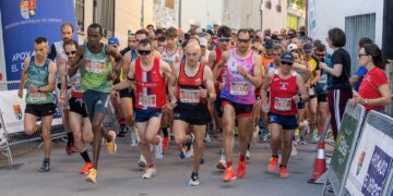 El sábado 23 de mayo con un tiempo caluroso se celebró la 9ª prueba del XXII Circuito de carreras populares de la Diputación Provincial de Cuenca. A las 16:00 empezaron las carreras infantiles con una participación menor que otros años, pero con la misma intención de fomentar el deporte del atletismo entre los más pequeños. Posteriormente -a las 19:30 horas- comenzó la carrera oficial, con mucha gente animando por las calles. Se trataba de un recorrido urbano -que daba dos vueltas por las calles del municipio- para totalizar 7,5 km, pasando por los lugares más significativos del municipio, (piscinas, Cruz Cerrada, Silo, Plaza Mayor, Jardinillos, etc.) teniendo la salida y meta en el Polideportivo Municipal. La recogida de dorsales, duchas, aperitivo y entrega de premios se realizaron en el Polideportivo por lo que se facilitaron mucho todos los servicios para el corredor, que disfrutaba de una zona de aparcamiento en las inmediaciones. Una tarde de calor, impropia de esta época del año, que seguramente propició una bajada en la participación en la que acabaron 235 corredores, siendo el ganador de la prueba John Kiriu Cherbii del CA Reajo Fontense, seguido por Alfonso Expósito Giménez del CA Iniesta y Daniel Torrecilla Sánchez del Rujamar Atletismo Cuenca para completar el pódium. En la general femenina, la corredora ganadora fue Paola María Niño Torrijos del CA Correligero Cuenca, en segunda posición lo hizo Almudena de la Ossa Yunta del Runfaster y tercera fue la gran veterana local M.ª Jesús Algarra Algarra del CA San Lorenzo de la Parrilla. La clasificación por categorías fue la siguiente: SUB 25 FEMENINA: - SARA RAMOS SERRANO (CD ATLETISMO TARANCÓN) - LUCÍA SAEZ PONCE (C.A. MINGLANILLA) - MAGDALENA IBORRA GARROTE (MAGDALA CORRE) SUB 25 MASCULINA: - DARÍO SANABRIA LÓPEZ (CD ATLETISMO TARANCÓN) - ISMAEL JIMÉNEZ GARCÍA (RUJAMAR ATLETISMO CUENCA) - DANIEL BERNARDO LÓPEZ (C.A. RUNNING JARA) SENIOR FEMENINA: - PAOLA MARÍA NIÑO TORRIJOS (C.A CORRELIGERO CUENCA) - IRENE DE LA TORRE ORTEGA (CD ATLETISMO TARANCÓN) - BERTA ZAFRA GÓMEZ (C.A. VALVERDE DE JÚCAR) SENIOR MASCULINA: - DANIEL TORRECILLA SÁNCHEZ (RUJAMAR ATLETISMO CUENCA) - JUAN TORRES ABAD (C.A. MINGLANILLA) - CARLOS SÁNCHEZ NAVARRO (RUNFASTER) VETERANA A FEMENINA: - ALMUDENA DE LA OSSA YUNTA (RUNFASTER) - MARICRUZ BOTIJA OLMEDILLA (CD ATLETISMO TARANCÓN) - VANESSA ARMERO UTIEL (CLUB ATLETISMO INIESTA) VETERANO A MASCULINA: - JOHN KURUI CHEBII (C.A REAJO FONTENSE) - ALFONSO EXPÓSITO GIMÉNEZ (CLUB ATLETISMO INIESTA) - JULIAN MENA MONTOYA (CD ATLETISMO TARANCÓN) VETERANA B FEMENINA: - MARÍA JESÚS ALGARRA ALGARRA (SAN LORENZO DE LA PARRILLA) - ASCENSIÓN LEAL RODRÍGUEZ (C.D. GAMO MOTILLA) - ISABEL MOLINA CARRIÓN (C.A. EL PINAR – EJEVIAL) VETERANO B MASCULINA: - FRANCISCO JOSÉ SÁNCHEZ MARTÍNEZ (C.A. VILLARTA) - MIGUEL CASTELLANO PÉREZ (C.A REAJO FONTENSE) - JESÚS MIGUEL MOTA MARTÍNEZ (C.A. MOTEÑO) VETERANA C FEMENINA: - MARÍA ISABEL GARCÍA GUIJARRO (SAN LORENZO DE LA PARRILLA) - LIBER GARRIDO GONZÁLEZ (C.A. VILLARTA) - MANUELA CUESTA PICAZO (C.A. EL PINAR – EJEVIAL) VETERANO C MASCULINA: - FERNANDO LEÓN GARCÍA (C.D. JORGE MANRIQUE) - MIGUEL ORTEGA OLIVARES (RUJAMAR ATLETISMO CUENCA) - PABLO SERRANO MOYA (ARGAMASILLA DE ALBA) VETERANO D MACULINA: - LUIS CASTILLEJO GALLARDO (C.A. CAMPILLO) - JOAQUÍN SAIZ PÉREZ (C.A. RUNNING JARA) - JULIÁN DELGADO MARTÍNEZ (RUNFASTER) EQUIPOS: - CA MINGLANILLA - CA GAMO MOTILLA - CA VILLARTA EQUIPOS FEMENINOS: - CA MINGLANILLA - CA SAN LORENZO DE LA PARRILLA - CA VALVERDE DEL JUCAR Tras esta novena prueba ostentan el DORSAL ORO como primeros clasificados de la General, JOHN KURUI CHEBII con 2137 y ASCENSIÓN LEAL RODRÍGUEZ con 2057 puntos. Cabe destacar la excelente participación de las corredoras locales, María Isabel García Guijarro y María Jesús Algarra Algarra, primeras clasificadas en su categoría, además de 3ª de la general en el caso de Mª Jesús. El buen tiempo animó el ambiente por las calles con la gente alentando a todos los corredores y corredoras, fiesta que terminó con un aperitivo y la entrega de premios en el Polideportivo Municipal. En la entrega de premios estuvieron presentes la alcaldesa Virginia Martínez Guijarro, el diputado provincial José Luis Gómez Bachiller y el CEO de Rujamar Rubén Martínez García, además de los concejales de la Corporación Víctor Cuevas García y Laura Redondo Pardo. Cabe destacar la colaboración de dos importantes empresas locales, RUJAMAR y La Casa del Fisio. EL XXII Circuito de Diputación de Cuenca continua, para llegar el próximo sábado 30 de mayo a las 22:00 h. con los “10k nocturnos Villa de San Clemente”, con salida desde la Plaza Mayor.
