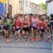 El sábado 23 de mayo con un tiempo caluroso se celebró la 9ª prueba del XXII Circuito de carreras populares de la Diputación Provincial de Cuenca. A las 16:00 empezaron las carreras infantiles con una participación menor que otros años, pero con la misma intención de fomentar el deporte del atletismo entre los más pequeños. Posteriormente -a las 19:30 horas- comenzó la carrera oficial, con mucha gente animando por las calles. Se trataba de un recorrido urbano -que daba dos vueltas por las calles del municipio- para totalizar 7,5 km, pasando por los lugares más significativos del municipio, (piscinas, Cruz Cerrada, Silo, Plaza Mayor, Jardinillos, etc.) teniendo la salida y meta en el Polideportivo Municipal. La recogida de dorsales, duchas, aperitivo y entrega de premios se realizaron en el Polideportivo por lo que se facilitaron mucho todos los servicios para el corredor, que disfrutaba de una zona de aparcamiento en las inmediaciones. Una tarde de calor, impropia de esta época del año, que seguramente propició una bajada en la participación en la que acabaron 235 corredores, siendo el ganador de la prueba John Kiriu Cherbii del CA Reajo Fontense, seguido por Alfonso Expósito Giménez del CA Iniesta y Daniel Torrecilla Sánchez del Rujamar Atletismo Cuenca para completar el pódium. En la general femenina, la corredora ganadora fue Paola María Niño Torrijos del CA Correligero Cuenca, en segunda posición lo hizo Almudena de la Ossa Yunta del Runfaster y tercera fue la gran veterana local M.ª Jesús Algarra Algarra del CA San Lorenzo de la Parrilla. La clasificación por categorías fue la siguiente: SUB 25 FEMENINA: - SARA RAMOS SERRANO (CD ATLETISMO TARANCÓN) - LUCÍA SAEZ PONCE (C.A. MINGLANILLA) - MAGDALENA IBORRA GARROTE (MAGDALA CORRE) SUB 25 MASCULINA: - DARÍO SANABRIA LÓPEZ (CD ATLETISMO TARANCÓN) - ISMAEL JIMÉNEZ GARCÍA (RUJAMAR ATLETISMO CUENCA) - DANIEL BERNARDO LÓPEZ (C.A. RUNNING JARA) SENIOR FEMENINA: - PAOLA MARÍA NIÑO TORRIJOS (C.A CORRELIGERO CUENCA) - IRENE DE LA TORRE ORTEGA (CD ATLETISMO TARANCÓN) - BERTA ZAFRA GÓMEZ (C.A. VALVERDE DE JÚCAR) SENIOR MASCULINA: - DANIEL TORRECILLA SÁNCHEZ (RUJAMAR ATLETISMO CUENCA) - JUAN TORRES ABAD (C.A. MINGLANILLA) - CARLOS SÁNCHEZ NAVARRO (RUNFASTER) VETERANA A FEMENINA: - ALMUDENA DE LA OSSA YUNTA (RUNFASTER) - MARICRUZ BOTIJA OLMEDILLA (CD ATLETISMO TARANCÓN) - VANESSA ARMERO UTIEL (CLUB ATLETISMO INIESTA) VETERANO A MASCULINA: - JOHN KURUI CHEBII (C.A REAJO FONTENSE) - ALFONSO EXPÓSITO GIMÉNEZ (CLUB ATLETISMO INIESTA) - JULIAN MENA MONTOYA (CD ATLETISMO TARANCÓN) VETERANA B FEMENINA: - MARÍA JESÚS ALGARRA ALGARRA (SAN LORENZO DE LA PARRILLA) - ASCENSIÓN LEAL RODRÍGUEZ (C.D. GAMO MOTILLA) - ISABEL MOLINA CARRIÓN (C.A. EL PINAR – EJEVIAL) VETERANO B MASCULINA: - FRANCISCO JOSÉ SÁNCHEZ MARTÍNEZ (C.A. VILLARTA) - MIGUEL CASTELLANO PÉREZ (C.A REAJO FONTENSE) - JESÚS MIGUEL MOTA MARTÍNEZ (C.A. MOTEÑO) VETERANA C FEMENINA: - MARÍA ISABEL GARCÍA GUIJARRO (SAN LORENZO DE LA PARRILLA) - LIBER GARRIDO GONZÁLEZ (C.A. VILLARTA) - MANUELA CUESTA PICAZO (C.A. EL PINAR – EJEVIAL) VETERANO C MASCULINA: - FERNANDO LEÓN GARCÍA (C.D. JORGE MANRIQUE) - MIGUEL ORTEGA OLIVARES (RUJAMAR ATLETISMO CUENCA) - PABLO SERRANO MOYA (ARGAMASILLA DE ALBA) VETERANO D MACULINA: - LUIS CASTILLEJO GALLARDO (C.A. CAMPILLO) - JOAQUÍN SAIZ PÉREZ (C.A. RUNNING JARA) - JULIÁN DELGADO MARTÍNEZ (RUNFASTER) EQUIPOS: - CA MINGLANILLA - CA GAMO MOTILLA - CA VILLARTA EQUIPOS FEMENINOS: - CA MINGLANILLA - CA SAN LORENZO DE LA PARRILLA - CA VALVERDE DEL JUCAR Tras esta novena prueba ostentan el DORSAL ORO como primeros clasificados de la General, JOHN KURUI CHEBII con 2137 y ASCENSIÓN LEAL RODRÍGUEZ con 2057 puntos. Cabe destacar la excelente participación de las corredoras locales, María Isabel García Guijarro y María Jesús Algarra Algarra, primeras clasificadas en su categoría, además de 3ª de la general en el caso de Mª Jesús. El buen tiempo animó el ambiente por las calles con la gente alentando a todos los corredores y corredoras, fiesta que terminó con un aperitivo y la entrega de premios en el Polideportivo Municipal. En la entrega de premios estuvieron presentes la alcaldesa Virginia Martínez Guijarro, el diputado provincial José Luis Gómez Bachiller y el CEO de Rujamar Rubén Martínez García, además de los concejales de la Corporación Víctor Cuevas García y Laura Redondo Pardo. Cabe destacar la colaboración de dos importantes empresas locales, RUJAMAR y La Casa del Fisio. EL XXII Circuito de Diputación de Cuenca continua, para llegar el próximo sábado 30 de mayo a las 22:00 h. con los “10k nocturnos Villa de San Clemente”, con salida desde la Plaza Mayor.