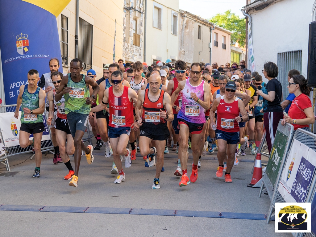 John Kiriu Cherbii y Paola María Niño se imponen en el III Memorial César Cuevas de San Lorenzo de la Parrilla 2 El sábado 23 de mayo con un tiempo caluroso se celebró la 9ª prueba del XXII Circuito de carreras populares de la Diputación Provincial de Cuenca.
A las 16:00 empezaron las carreras infantiles con una participación menor que otros años, pero con la misma intención de fomentar el deporte del atletismo entre los más pequeños.
Posteriormente -a las 19:30 horas- comenzó la carrera oficial, con mucha gente animando por las calles. Se trataba de un recorrido urbano -que daba dos vueltas por las calles del municipio- para totalizar 7,5 km, pasando por los lugares más significativos del municipio, (piscinas, Cruz Cerrada, Silo, Plaza Mayor, Jardinillos, etc.) teniendo la salida y meta en el Polideportivo Municipal.
La recogida de dorsales, duchas, aperitivo y entrega de premios se realizaron en el Polideportivo por lo que se facilitaron mucho todos los servicios para el corredor, que disfrutaba de una zona de aparcamiento en las inmediaciones.
Una tarde de calor, impropia de esta época del año, que seguramente propició una bajada en la participación en la que acabaron 235 corredores, siendo el ganador de la prueba John Kiriu Cherbii del CA Reajo Fontense, seguido por Alfonso Expósito Giménez del CA Iniesta y Daniel Torrecilla Sánchez del Rujamar Atletismo Cuenca para completar el pódium.
En la general femenina, la corredora ganadora fue Paola María Niño Torrijos del CA Correligero Cuenca, en segunda posición lo hizo Almudena de la Ossa Yunta del Runfaster y tercera fue la gran veterana local M.ª Jesús Algarra Algarra del CA San Lorenzo de la Parrilla.
La clasificación por categorías fue la siguiente:
SUB 25 FEMENINA:
- SARA RAMOS SERRANO (CD ATLETISMO TARANCÓN)
- LUCÍA SAEZ PONCE (C.A. MINGLANILLA)
- MAGDALENA IBORRA GARROTE (MAGDALA CORRE)SUB 25 MASCULINA:
- DARÍO SANABRIA LÓPEZ (CD ATLETISMO TARANCÓN)
- ISMAEL JIMÉNEZ GARCÍA (RUJAMAR ATLETISMO CUENCA)
- DANIEL BERNARDO LÓPEZ (C.A. RUNNING JARA)SENIOR FEMENINA:
- PAOLA MARÍA NIÑO TORRIJOS (C.A CORRELIGERO CUENCA)
- IRENE DE LA TORRE ORTEGA (CD ATLETISMO TARANCÓN)
- BERTA ZAFRA GÓMEZ (C.A. VALVERDE DE JÚCAR)SENIOR MASCULINA:
- DANIEL TORRECILLA SÁNCHEZ (RUJAMAR ATLETISMO CUENCA)
- JUAN TORRES ABAD (C.A. MINGLANILLA)
- CARLOS SÁNCHEZ NAVARRO (RUNFASTER)VETERANA A FEMENINA:
- ALMUDENA DE LA OSSA YUNTA (RUNFASTER)
- MARICRUZ BOTIJA OLMEDILLA (CD ATLETISMO TARANCÓN)
- VANESSA ARMERO UTIEL (CLUB ATLETISMO INIESTA)VETERANO A MASCULINA:
- JOHN KURUI CHEBII (C.A REAJO FONTENSE)
- ALFONSO EXPÓSITO GIMÉNEZ (CLUB ATLETISMO INIESTA)
- JULIAN MENA MONTOYA (CD ATLETISMO TARANCÓN)VETERANA B FEMENINA:
- MARÍA JESÚS ALGARRA ALGARRA (SAN LORENZO DE LA PARRILLA)
- ASCENSIÓN LEAL RODRÍGUEZ (C.D. GAMO MOTILLA)
- ISABEL MOLINA CARRIÓN (C.A. EL PINAR – EJEVIAL)VETERANO B MASCULINA:
- FRANCISCO JOSÉ SÁNCHEZ MARTÍNEZ (C.A. VILLARTA)
- MIGUEL CASTELLANO PÉREZ (C.A REAJO FONTENSE)
- JESÚS MIGUEL MOTA MARTÍNEZ (C.A. MOTEÑO)VETERANA C FEMENINA:
- MARÍA ISABEL GARCÍA GUIJARRO (SAN LORENZO DE LA PARRILLA)
- LIBER GARRIDO GONZÁLEZ (C.A. VILLARTA)
- MANUELA CUESTA PICAZO (C.A. EL PINAR – EJEVIAL)VETERANO C MASCULINA:
- FERNANDO LEÓN GARCÍA (C.D. JORGE MANRIQUE)
- MIGUEL ORTEGA OLIVARES (RUJAMAR ATLETISMO CUENCA)
- PABLO SERRANO MOYA (ARGAMASILLA DE ALBA)VETERANO D MACULINA:
- LUIS CASTILLEJO GALLARDO (C.A. CAMPILLO)
- JOAQUÍN SAIZ PÉREZ (C.A. RUNNING JARA)
- JULIÁN DELGADO MARTÍNEZ (RUNFASTER)EQUIPOS:
- CA MINGLANILLA
- CA GAMO MOTILLA
- CA VILLARTAEQUIPOS FEMENINOS:
- CA MINGLANILLA
- CA SAN LORENZO DE LA PARRILLA
- CA VALVERDE DEL JUCAR
Tras esta novena prueba ostentan el DORSAL ORO como primeros clasificados de la General, JOHN KURUI CHEBII con 2137 y ASCENSIÓN LEAL RODRÍGUEZ con 2057 puntos.
Cabe destacar la excelente participación de las corredoras locales, María Isabel García Guijarro y María Jesús Algarra Algarra, primeras clasificadas en su categoría, además de 3ª de la general en el caso de Mª Jesús.
El buen tiempo animó el ambiente por las calles con la gente alentando a todos los corredores y corredoras, fiesta que terminó con un aperitivo y la entrega de premios en el Polideportivo Municipal.
En la entrega de premios estuvieron presentes la alcaldesa Virginia Martínez Guijarro, el diputado provincial José Luis Gómez Bachiller y el CEO de Rujamar Rubén Martínez García, además de los concejales de la Corporación Víctor Cuevas García y Laura Redondo Pardo.
Cabe destacar la colaboración de dos importantes empresas locales, RUJAMAR y La Casa del Fisio.
EL XXII Circuito de Diputación de Cuenca continua, para llegar el próximo sábado 30 de mayo a las 22:00 h. con los “10k nocturnos Villa de San Clemente”, con salida desde la Plaza Mayor.
