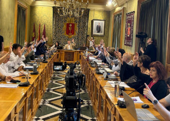 El Pleno Extraordinario del Ayuntamiento de Cuenca ha aprobado hoy por unanimidad el nombramiento a título póstumo de José María Cruz Novillo, artista y diseñador clave a nivel nacional e internacional, como Hijo Predilecto de la ciudad, el cual ya había anunciado el alcalde Darío Dolz tras habérselo dado a conocer a su hijo Pepe Cruz. La concejala de Cultura, María Ángeles Martínez, ha puesto en valor su figura, haciendo un recorrido por la faceta profesional de este artista internacional que nació en Cuenca en 1936 y comenzó su andadura artística entrando como dibujante en Publicidad Clarín en 1957, faceta que ya nunca abandonó. Posteriormente creará su propio estudio de Diseño, desde el que ideará las imágenes corporativas de instituciones y empresas como Correos, Tesoro Público, PSOE, COPE, Grupo PRISA, Diario 16, El Mundo, El Economista, Red Eléctrica, Renfe, Visionlab, Fundación ONCE o el logo de Cuenca 2016, entre muchos otros muy reconocibles. Fue presidente de la Asociación Española de Profesionales del Diseño (AEPD), convirtiéndose en Socio de Honor de la misma, y ha participado como jurado en decenas de premios, incluyendo los Premios Nacionales de Diseño, de Arquitectura y de Cómic. Ha diseñado también múltiples carteles de reconocidas películas y realizado multitud de exposiciones. En 2019 se estrenó la película documental ‘El hombre que diseñó España’, que repasa la trayectoria de Cruz Novillo tanto en su faceta de diseñador como en la de artista plástico desde su primer logo, en 1957, y exposición individual, en 1972. En la ciudad contamos en su honor con la Escuela de Arte Cruz Novillo, centro público de enseñanzas artísticas ubicado en el Casco Antiguo de la ciudad.