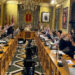 El Pleno Extraordinario del Ayuntamiento de Cuenca ha aprobado hoy por unanimidad el nombramiento a título póstumo de José María Cruz Novillo, artista y diseñador clave a nivel nacional e internacional, como Hijo Predilecto de la ciudad, el cual ya había anunciado el alcalde Darío Dolz tras habérselo dado a conocer a su hijo Pepe Cruz. La concejala de Cultura, María Ángeles Martínez, ha puesto en valor su figura, haciendo un recorrido por la faceta profesional de este artista internacional que nació en Cuenca en 1936 y comenzó su andadura artística entrando como dibujante en Publicidad Clarín en 1957, faceta que ya nunca abandonó. Posteriormente creará su propio estudio de Diseño, desde el que ideará las imágenes corporativas de instituciones y empresas como Correos, Tesoro Público, PSOE, COPE, Grupo PRISA, Diario 16, El Mundo, El Economista, Red Eléctrica, Renfe, Visionlab, Fundación ONCE o el logo de Cuenca 2016, entre muchos otros muy reconocibles. Fue presidente de la Asociación Española de Profesionales del Diseño (AEPD), convirtiéndose en Socio de Honor de la misma, y ha participado como jurado en decenas de premios, incluyendo los Premios Nacionales de Diseño, de Arquitectura y de Cómic. Ha diseñado también múltiples carteles de reconocidas películas y realizado multitud de exposiciones. En 2019 se estrenó la película documental ‘El hombre que diseñó España’, que repasa la trayectoria de Cruz Novillo tanto en su faceta de diseñador como en la de artista plástico desde su primer logo, en 1957, y exposición individual, en 1972. En la ciudad contamos en su honor con la Escuela de Arte Cruz Novillo, centro público de enseñanzas artísticas ubicado en el Casco Antiguo de la ciudad.