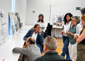 El Colegio Oficial de Arquitectos de Castilla-La Mancha (COACM) ha anunciado los ganadores de la III Edición de sus Premios de Arquitectura y Urbanismo 2024/2025. El jurado, tras reunirse este pasado miércoles en Toledo, ha destacado varias obras y trayectorias profesionales con un marcado acento local en las provincias de Cuenca y Guadalajara. Para poner el broche a esta edición, la organización ha decidido que la gala oficial de entrega de galardones se celebre el próximo 11 de junio en el Centro Municipal Integrado Eduardo Guitián de la capital alcarreña. Entre los proyectos más relevantes de esta convocatoria destaca la Casa Embarcadero, ubicada en Peñalagos, dentro del término municipal de Pareja (Guadalajara). Esta edificación, firmada por el arquitecto Ignacio Borrego Gómez-Pallete, ha ganado el Premio COACM de Arquitectura en la modalidad de vivienda. El jurado ha valorado especialmente el ingenio del diseño, que consigue que la estructura flote sobre el terreno del bosque sin llegar a tocarlo. La provincia conquense también se ha hecho un hueco importante en el palmarés dentro de la categoría de Urbanismo y Paisaje. La Pasarela Arco de Bezudo, situada en la ciudad de Cuenca, ha sido galardonada por representar un ejemplo perfecto de cómo la arquitectura contemporánea puede servir de vínculo directo con el patrimonio histórico local. Además del reconocimiento a los proyectos, esta tercera edición ha estrenado una categoría de reconocimientos honoríficos provinciales para visibilizar a profesionales clave. En Guadalajara, la distinción ha recaído sobre Francisco Javier Solano Rodríguez, mientras que en Cuenca el galardonado ha sido Ramón Osma Cantero. La decana del COACM, Elena Guijarro, ha subrayado que estos galardones reflejan una arquitectura viva y comprometida con el paisaje. Repasando la hemeroteca de liberaldecastilla.com sobre el seguimiento de estos premios, se consolida una evolución clara en los criterios de la arquitectura regional. Si en sus inicios la convocatoria buscaba sentar las bases de la excelencia constructiva tras años sin un reconocimiento autonómico unificado, esta tercera edición confirma una tendencia hacia la intervención mínima y el respeto absoluto por el entorno. La elección de Guadalajara como sede para la gala y la creación de galardones específicos por provincia demuestran la madurez de una institución que ha pasado de premiar únicamente el ladrillo a valorar el impacto descentralizado y humano de la arquitectura en toda Castilla-La Mancha.
