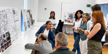 El Colegio Oficial de Arquitectos de Castilla-La Mancha (COACM) ha anunciado los ganadores de la III Edición de sus Premios de Arquitectura y Urbanismo 2024/2025. El jurado, tras reunirse este pasado miércoles en Toledo, ha destacado varias obras y trayectorias profesionales con un marcado acento local en las provincias de Cuenca y Guadalajara. Para poner el broche a esta edición, la organización ha decidido que la gala oficial de entrega de galardones se celebre el próximo 11 de junio en el Centro Municipal Integrado Eduardo Guitián de la capital alcarreña. Entre los proyectos más relevantes de esta convocatoria destaca la Casa Embarcadero, ubicada en Peñalagos, dentro del término municipal de Pareja (Guadalajara). Esta edificación, firmada por el arquitecto Ignacio Borrego Gómez-Pallete, ha ganado el Premio COACM de Arquitectura en la modalidad de vivienda. El jurado ha valorado especialmente el ingenio del diseño, que consigue que la estructura flote sobre el terreno del bosque sin llegar a tocarlo. La provincia conquense también se ha hecho un hueco importante en el palmarés dentro de la categoría de Urbanismo y Paisaje. La Pasarela Arco de Bezudo, situada en la ciudad de Cuenca, ha sido galardonada por representar un ejemplo perfecto de cómo la arquitectura contemporánea puede servir de vínculo directo con el patrimonio histórico local. Además del reconocimiento a los proyectos, esta tercera edición ha estrenado una categoría de reconocimientos honoríficos provinciales para visibilizar a profesionales clave. En Guadalajara, la distinción ha recaído sobre Francisco Javier Solano Rodríguez, mientras que en Cuenca el galardonado ha sido Ramón Osma Cantero. La decana del COACM, Elena Guijarro, ha subrayado que estos galardones reflejan una arquitectura viva y comprometida con el paisaje. Repasando la hemeroteca de liberaldecastilla.com sobre el seguimiento de estos premios, se consolida una evolución clara en los criterios de la arquitectura regional. Si en sus inicios la convocatoria buscaba sentar las bases de la excelencia constructiva tras años sin un reconocimiento autonómico unificado, esta tercera edición confirma una tendencia hacia la intervención mínima y el respeto absoluto por el entorno. La elección de Guadalajara como sede para la gala y la creación de galardones específicos por provincia demuestran la madurez de una institución que ha pasado de premiar únicamente el ladrillo a valorar el impacto descentralizado y humano de la arquitectura en toda Castilla-La Mancha.