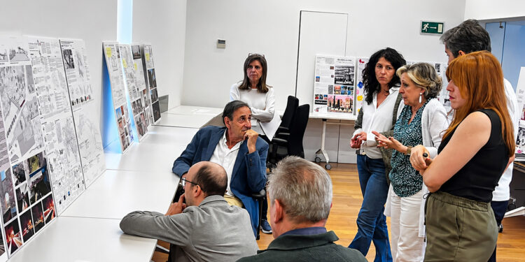 La Casa Embarcadero de Pareja y la Pasarela de Bezudo triunfan en los Premios de Arquitectura 1 El Colegio Oficial de Arquitectos de Castilla-La Mancha (COACM) ha anunciado los ganadores de la III Edición de sus Premios de Arquitectura y Urbanismo 2024/2025. El jurado, tras reunirse este pasado miércoles en Toledo, ha destacado varias obras y trayectorias profesionales con un marcado acento local en las provincias de Cuenca y Guadalajara. Para poner el broche a esta edición, la organización ha decidido que la gala oficial de entrega de galardones se celebre el próximo 11 de junio en el Centro Municipal Integrado Eduardo Guitián de la capital alcarreña. Entre los proyectos más relevantes de esta convocatoria destaca la Casa Embarcadero, ubicada en Peñalagos, dentro del término municipal de Pareja (Guadalajara). Esta edificación, firmada por el arquitecto Ignacio Borrego Gómez-Pallete, ha ganado el Premio COACM de Arquitectura en la modalidad de vivienda. El jurado ha valorado especialmente el ingenio del diseño, que consigue que la estructura flote sobre el terreno del bosque sin llegar a tocarlo. La provincia conquense también se ha hecho un hueco importante en el palmarés dentro de la categoría de Urbanismo y Paisaje. La Pasarela Arco de Bezudo, situada en la ciudad de Cuenca, ha sido galardonada por representar un ejemplo perfecto de cómo la arquitectura contemporánea puede servir de vínculo directo con el patrimonio histórico local. Además del reconocimiento a los proyectos, esta tercera edición ha estrenado una categoría de reconocimientos honoríficos provinciales para visibilizar a profesionales clave. En Guadalajara, la distinción ha recaído sobre Francisco Javier Solano Rodríguez, mientras que en Cuenca el galardonado ha sido Ramón Osma Cantero. La decana del COACM, Elena Guijarro, ha subrayado que estos galardones reflejan una arquitectura viva y comprometida con el paisaje. Repasando la hemeroteca de liberaldecastilla.com sobre el seguimiento de estos premios, se consolida una evolución clara en los criterios de la arquitectura regional. Si en sus inicios la convocatoria buscaba sentar las bases de la excelencia constructiva tras años sin un reconocimiento autonómico unificado, esta tercera edición confirma una tendencia hacia la intervención mínima y el respeto absoluto por el entorno. La elección de Guadalajara como sede para la gala y la creación de galardones específicos por provincia demuestran la madurez de una institución que ha pasado de premiar únicamente el ladrillo a valorar el impacto descentralizado y humano de la arquitectura en toda Castilla-La Mancha.