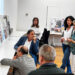 La Casa Embarcadero de Pareja y la Pasarela de Bezudo triunfan en los Premios de Arquitectura 3 El Colegio Oficial de Arquitectos de Castilla-La Mancha (COACM) ha anunciado los ganadores de la III Edición de sus Premios de Arquitectura y Urbanismo 2024/2025. El jurado, tras reunirse este pasado miércoles en Toledo, ha destacado varias obras y trayectorias profesionales con un marcado acento local en las provincias de Cuenca y Guadalajara. Para poner el broche a esta edición, la organización ha decidido que la gala oficial de entrega de galardones se celebre el próximo 11 de junio en el Centro Municipal Integrado Eduardo Guitián de la capital alcarreña. Entre los proyectos más relevantes de esta convocatoria destaca la Casa Embarcadero, ubicada en Peñalagos, dentro del término municipal de Pareja (Guadalajara). Esta edificación, firmada por el arquitecto Ignacio Borrego Gómez-Pallete, ha ganado el Premio COACM de Arquitectura en la modalidad de vivienda. El jurado ha valorado especialmente el ingenio del diseño, que consigue que la estructura flote sobre el terreno del bosque sin llegar a tocarlo. La provincia conquense también se ha hecho un hueco importante en el palmarés dentro de la categoría de Urbanismo y Paisaje. La Pasarela Arco de Bezudo, situada en la ciudad de Cuenca, ha sido galardonada por representar un ejemplo perfecto de cómo la arquitectura contemporánea puede servir de vínculo directo con el patrimonio histórico local. Además del reconocimiento a los proyectos, esta tercera edición ha estrenado una categoría de reconocimientos honoríficos provinciales para visibilizar a profesionales clave. En Guadalajara, la distinción ha recaído sobre Francisco Javier Solano Rodríguez, mientras que en Cuenca el galardonado ha sido Ramón Osma Cantero. La decana del COACM, Elena Guijarro, ha subrayado que estos galardones reflejan una arquitectura viva y comprometida con el paisaje. Repasando la hemeroteca de liberaldecastilla.com sobre el seguimiento de estos premios, se consolida una evolución clara en los criterios de la arquitectura regional. Si en sus inicios la convocatoria buscaba sentar las bases de la excelencia constructiva tras años sin un reconocimiento autonómico unificado, esta tercera edición confirma una tendencia hacia la intervención mínima y el respeto absoluto por el entorno. La elección de Guadalajara como sede para la gala y la creación de galardones específicos por provincia demuestran la madurez de una institución que ha pasado de premiar únicamente el ladrillo a valorar el impacto descentralizado y humano de la arquitectura en toda Castilla-La Mancha.