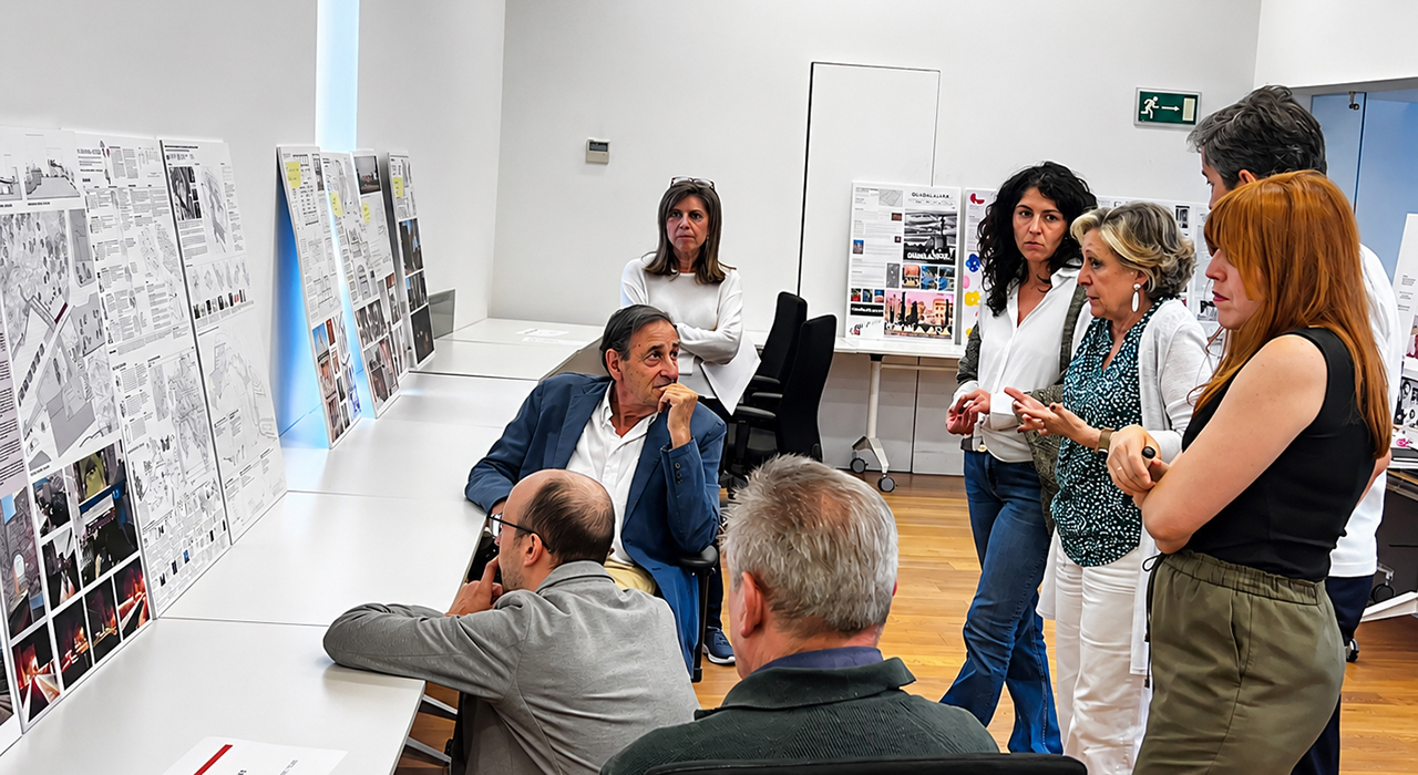 La Casa Embarcadero de Pareja y la Pasarela de Bezudo triunfan en los Premios de Arquitectura 2 El Colegio Oficial de Arquitectos de Castilla-La Mancha (COACM) ha anunciado los ganadores de la III Edición de sus Premios de Arquitectura y Urbanismo 2024/2025. El jurado, tras reunirse este pasado miércoles en Toledo, ha destacado varias obras y trayectorias profesionales con un marcado acento local en las provincias de Cuenca y Guadalajara. Para poner el broche a esta edición, la organización ha decidido que la gala oficial de entrega de galardones se celebre el próximo 11 de junio en el Centro Municipal Integrado Eduardo Guitián de la capital alcarreña.Entre los proyectos más relevantes de esta convocatoria destaca la Casa Embarcadero, ubicada en Peñalagos, dentro del término municipal de Pareja (Guadalajara). Esta edificación, firmada por el arquitecto Ignacio Borrego Gómez-Pallete, ha ganado el Premio COACM de Arquitectura en la modalidad de vivienda. El jurado ha valorado especialmente el ingenio del diseño, que consigue que la estructura flote sobre el terreno del bosque sin llegar a tocarlo.La provincia conquense también se ha hecho un hueco importante en el palmarés dentro de la categoría de Urbanismo y Paisaje. La Pasarela Arco de Bezudo, situada en la ciudad de Cuenca, ha sido galardonada por representar un ejemplo perfecto de cómo la arquitectura contemporánea puede servir de vínculo directo con el patrimonio histórico local.Además del reconocimiento a los proyectos, esta tercera edición ha estrenado una categoría de reconocimientos honoríficos provinciales para visibilizar a profesionales clave. En Guadalajara, la distinción ha recaído sobre Francisco Javier Solano Rodríguez, mientras que en Cuenca el galardonado ha sido Ramón Osma Cantero. La decana del COACM, Elena Guijarro, ha subrayado que estos galardones reflejan una arquitectura viva y comprometida con el paisaje.Repasando la hemeroteca de liberaldecastilla.com sobre el seguimiento de estos premios, se consolida una evolución clara en los criterios de la arquitectura regional. Si en sus inicios la convocatoria buscaba sentar las bases de la excelencia constructiva tras años sin un reconocimiento autonómico unificado, esta tercera edición confirma una tendencia hacia la intervención mínima y el respeto absoluto por el entorno. La elección de Guadalajara como sede para la gala y la creación de galardones específicos por provincia demuestran la madurez de una institución que ha pasado de premiar únicamente el ladrillo a valorar el impacto descentralizado y humano de la arquitectura en toda Castilla-La Mancha.