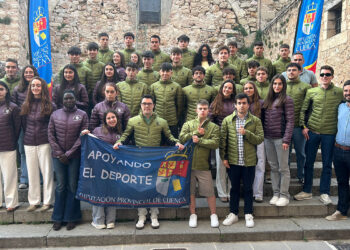 La Diputación de Cuenca ha entregado este viernes, 23 23 de mayo, las becas deportivas dirigidas a jóvenes de la provincia en un acto celebrado en la sede de la Fundación Antonio Pérez. En total, la institución provincial ha reconocido a 63 63 deportistas conquenses de distintas disciplinas por sus resultados durante 2025 2025, en una convocatoria que, según ha avanzado el diputado de Deportes, Abel Fresneda, alcanzará este año los 70   000 70000 euros. Durante el encuentro, Fresneda ha subrayado el “compromiso, la constancia y el sacrificio” de los becados, y ha destacado que esta línea de ayudas ha duplicado su dotación desde 2022 2022, cuando partía de 35   000 35000 euros. La convocatoria correspondiente a 2026 2026, según ha señalado, se publicará en los próximos días. El responsable provincial de Deportes ha explicado que el acto ha servido para reconocer los éxitos logrados por estos jóvenes durante el pasado año y para visibilizar ante la sociedad y los medios el trabajo que desarrollan en sus respectivas disciplinas. También ha puesto el foco en el papel de las familias, entrenadores y clubes deportivos, al considerar que su implicación diaria resulta decisiva para alcanzar muchos de estos resultados. Fresneda ha tenido además palabras de apoyo para quienes no han podido cumplir sus objetivos deportivos por lesiones o enfermedades, pese al esfuerzo acumulado durante meses de entrenamiento. La Diputación concede estas ayudas en función de los méritos recogidos en las bases de la convocatoria, con diferencias entre resultados logrados en competiciones regionales y nacionales. Las cuantías concedidas en esta edición han oscilado entre los 275 , 89 275,89 y los 1.876 , 04 1.876,04 euros, con una media de 952 952 euros por deportista. Tras la evaluación de los expedientes, la institución provincial sostiene que estas becas han contribuido a mantener y mejorar la progresión deportiva de los jóvenes beneficiarios. Otro de los datos destacados de esta convocatoria es el aumento del número de becados. La cifra ha pasado de 46 46 a 63 63 deportistas, lo que supone un incremento del 37 % 37% respecto al año anterior. En cuanto a disciplinas, el atletismo ha sido el deporte con más representación, con 16 16 becados, seguido de salvamento y socorrismo, con 13 13, y piragüismo, con 9 9. La relación de ayudas también alcanza a jóvenes de gimnasia rítmica, bádminton, tenis de mesa, triatlón, natación, orientación, wu-shu, boxeo, escalada, tenis y voleibol. Entre las becas concedidas, la de mayor cuantía ha sido para Alicia López García, en escalada, con 1.876 , 04 1.876,04 euros. Con estos datos, la Diputación de Cuenca refuerza una línea de apoyo al deporte base que gana peso año a año en la provincia. La evolución de la convocatoria deja dos señales claras: más presupuesto y más beneficiarios. De los 35   000 35000 euros de 2022 2022 se pasará a los 70   000 70000 de la convocatoria de 2026 2026, mientras que el número de jóvenes respaldados por estas ayudas también sigue creciendo. Para la institución provincial, ese avance confirma su apuesta por el talento deportivo joven y por su desarrollo en el medio rural.