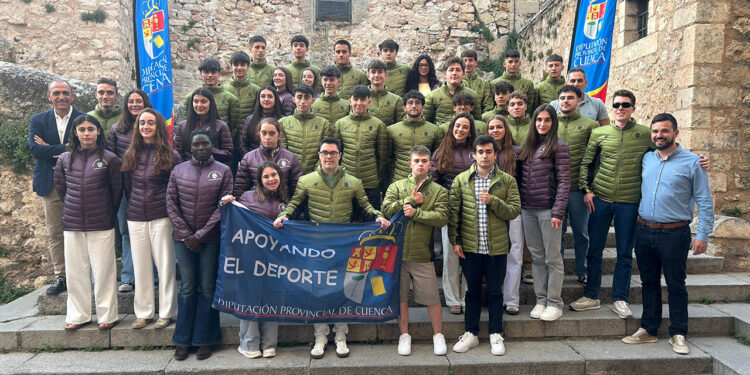 La Diputación de Cuenca ha entregado este viernes, 23 23 de mayo, las becas deportivas dirigidas a jóvenes de la provincia en un acto celebrado en la sede de la Fundación Antonio Pérez. En total, la institución provincial ha reconocido a 63 63 deportistas conquenses de distintas disciplinas por sus resultados durante 2025 2025, en una convocatoria que, según ha avanzado el diputado de Deportes, Abel Fresneda, alcanzará este año los 70   000 70000 euros. Durante el encuentro, Fresneda ha subrayado el “compromiso, la constancia y el sacrificio” de los becados, y ha destacado que esta línea de ayudas ha duplicado su dotación desde 2022 2022, cuando partía de 35   000 35000 euros. La convocatoria correspondiente a 2026 2026, según ha señalado, se publicará en los próximos días. El responsable provincial de Deportes ha explicado que el acto ha servido para reconocer los éxitos logrados por estos jóvenes durante el pasado año y para visibilizar ante la sociedad y los medios el trabajo que desarrollan en sus respectivas disciplinas. También ha puesto el foco en el papel de las familias, entrenadores y clubes deportivos, al considerar que su implicación diaria resulta decisiva para alcanzar muchos de estos resultados. Fresneda ha tenido además palabras de apoyo para quienes no han podido cumplir sus objetivos deportivos por lesiones o enfermedades, pese al esfuerzo acumulado durante meses de entrenamiento. La Diputación concede estas ayudas en función de los méritos recogidos en las bases de la convocatoria, con diferencias entre resultados logrados en competiciones regionales y nacionales. Las cuantías concedidas en esta edición han oscilado entre los 275 , 89 275,89 y los 1.876 , 04 1.876,04 euros, con una media de 952 952 euros por deportista. Tras la evaluación de los expedientes, la institución provincial sostiene que estas becas han contribuido a mantener y mejorar la progresión deportiva de los jóvenes beneficiarios. Otro de los datos destacados de esta convocatoria es el aumento del número de becados. La cifra ha pasado de 46 46 a 63 63 deportistas, lo que supone un incremento del 37 % 37% respecto al año anterior. En cuanto a disciplinas, el atletismo ha sido el deporte con más representación, con 16 16 becados, seguido de salvamento y socorrismo, con 13 13, y piragüismo, con 9 9. La relación de ayudas también alcanza a jóvenes de gimnasia rítmica, bádminton, tenis de mesa, triatlón, natación, orientación, wu-shu, boxeo, escalada, tenis y voleibol. Entre las becas concedidas, la de mayor cuantía ha sido para Alicia López García, en escalada, con 1.876 , 04 1.876,04 euros. Con estos datos, la Diputación de Cuenca refuerza una línea de apoyo al deporte base que gana peso año a año en la provincia. La evolución de la convocatoria deja dos señales claras: más presupuesto y más beneficiarios. De los 35   000 35000 euros de 2022 2022 se pasará a los 70   000 70000 de la convocatoria de 2026 2026, mientras que el número de jóvenes respaldados por estas ayudas también sigue creciendo. Para la institución provincial, ese avance confirma su apuesta por el talento deportivo joven y por su desarrollo en el medio rural.