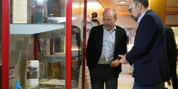 La Facultad de Ciencias Sociales del campus de Cuenca se ha convertido en sede del Museo del Turismo, la primera en ubicarse en Castilla-La Mancha. Se trata de la sala 126, un espacio expositivo sobre el turismo provincial con piezas vinculadas a cuatro grandes áreas: el patrimonio histórico-artístico, el patrimonio natural, la industria turística y la Facultad de Ciencias Sociales de la Universidad de Castilla-La Mancha (UCLM). Entre los materiales, destacan folletos turísticos de la dictadura de Miguel Primo de Rivera, de la Segunda República y de la dictadura de Franco, además de un espacio dedicado al balneario Solán de Cabras. La vitrina también alberga un visor de diapositivas con imágenes de Cuenca en formato de cámara fotográfica. El último espacio reúne la producción científica que genera la Facultad en materia de turismo. El profesor de la UCLM y coordinador de la Sala, Alberto González, ha destacado el papel de la universidad regional en el sector: “Somos un centro de formación para los futuros profesionales del turismo porque impartimos el grado en Turismo y también formación de posgrado con el Máster en Dirección de Empresas Turísticas”. Alberto Bosque, fundador del Museo del Turismo, incide en que la entidad acepta donaciones para continuar creciendo de forma descentralizada: “Somos el museo más grande del mundo, con sede en 21 países y presencia en los cinco continentes”. El vínculo con la Facultad de Ciencias Sociales se remonta a la exposición ‘Destino España. Un paseo por la promoción turística’ a través de cartelería. La Facultad de Ciencias Sociales también ha inaugurado un espacio de coworking con más de veinte puestos y cuatro espacios de trabajo. Ubicado en la cuarta planta del edificio, la comunidad universitaria podrá reunirse en grupo, creando nuevas sinergias sociales, de actividad y generadoras de conocimiento.