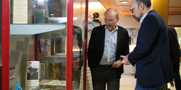 La Facultad de Ciencias Sociales del campus de Cuenca inaugura la sede 126 del Museo del Turismo, la primera en Castilla-La Mancha 1 La Facultad de Ciencias Sociales del campus de Cuenca se ha convertido en sede del Museo del Turismo, la primera en ubicarse en Castilla-La Mancha. Se trata de la sala 126, un espacio expositivo sobre el turismo provincial con piezas vinculadas a cuatro grandes áreas: el patrimonio histórico-artístico, el patrimonio natural, la industria turística y la Facultad de Ciencias Sociales de la Universidad de Castilla-La Mancha (UCLM). Entre los materiales, destacan folletos turísticos de la dictadura de Miguel Primo de Rivera, de la Segunda República y de la dictadura de Franco, además de un espacio dedicado al balneario Solán de Cabras. La vitrina también alberga un visor de diapositivas con imágenes de Cuenca en formato de cámara fotográfica. El último espacio reúne la producción científica que genera la Facultad en materia de turismo. El profesor de la UCLM y coordinador de la Sala, Alberto González, ha destacado el papel de la universidad regional en el sector: “Somos un centro de formación para los futuros profesionales del turismo porque impartimos el grado en Turismo y también formación de posgrado con el Máster en Dirección de Empresas Turísticas”. Alberto Bosque, fundador del Museo del Turismo, incide en que la entidad acepta donaciones para continuar creciendo de forma descentralizada: “Somos el museo más grande del mundo, con sede en 21 países y presencia en los cinco continentes”. El vínculo con la Facultad de Ciencias Sociales se remonta a la exposición ‘Destino España. Un paseo por la promoción turística’ a través de cartelería. La Facultad de Ciencias Sociales también ha inaugurado un espacio de coworking con más de veinte puestos y cuatro espacios de trabajo. Ubicado en la cuarta planta del edificio, la comunidad universitaria podrá reunirse en grupo, creando nuevas sinergias sociales, de actividad y generadoras de conocimiento.