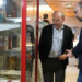 La Facultad de Ciencias Sociales del campus de Cuenca inaugura la sede 126 del Museo del Turismo, la primera en Castilla-La Mancha 3 La Facultad de Ciencias Sociales del campus de Cuenca se ha convertido en sede del Museo del Turismo, la primera en ubicarse en Castilla-La Mancha. Se trata de la sala 126, un espacio expositivo sobre el turismo provincial con piezas vinculadas a cuatro grandes áreas: el patrimonio histórico-artístico, el patrimonio natural, la industria turística y la Facultad de Ciencias Sociales de la Universidad de Castilla-La Mancha (UCLM). Entre los materiales, destacan folletos turísticos de la dictadura de Miguel Primo de Rivera, de la Segunda República y de la dictadura de Franco, además de un espacio dedicado al balneario Solán de Cabras. La vitrina también alberga un visor de diapositivas con imágenes de Cuenca en formato de cámara fotográfica. El último espacio reúne la producción científica que genera la Facultad en materia de turismo. El profesor de la UCLM y coordinador de la Sala, Alberto González, ha destacado el papel de la universidad regional en el sector: “Somos un centro de formación para los futuros profesionales del turismo porque impartimos el grado en Turismo y también formación de posgrado con el Máster en Dirección de Empresas Turísticas”. Alberto Bosque, fundador del Museo del Turismo, incide en que la entidad acepta donaciones para continuar creciendo de forma descentralizada: “Somos el museo más grande del mundo, con sede en 21 países y presencia en los cinco continentes”. El vínculo con la Facultad de Ciencias Sociales se remonta a la exposición ‘Destino España. Un paseo por la promoción turística’ a través de cartelería. La Facultad de Ciencias Sociales también ha inaugurado un espacio de coworking con más de veinte puestos y cuatro espacios de trabajo. Ubicado en la cuarta planta del edificio, la comunidad universitaria podrá reunirse en grupo, creando nuevas sinergias sociales, de actividad y generadoras de conocimiento.