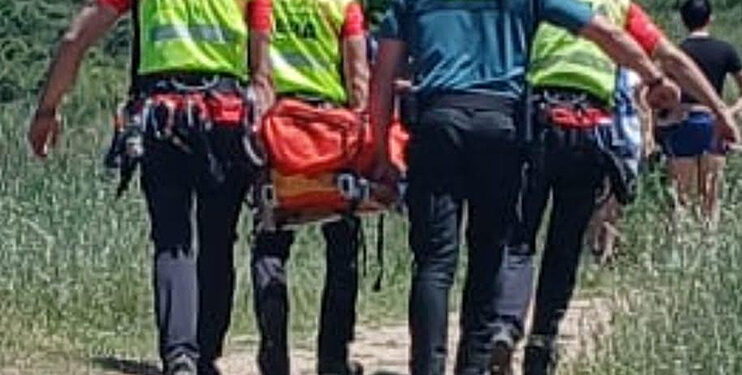 La Guardia Civil evacúa en helicóptero a un senderista de 75 años tras sufrir un desvanecimiento en Las Cárcavas de Valdepeñas de la Sierra