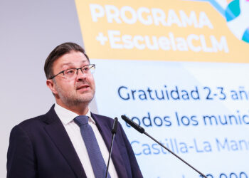 El Gobierno de Castilla-La Mancha ha aprobado hoy la convocatoria de gratuidad de la etapa de 2-3 años, que va a llegar a todos los municipios de la región. Este anuncio lo ha realizado el consejero de Educación, Cultura y Deportes, Amador Pastor, durante la rueda de prensa posterior al Consejo de Gobierno celebrado hoy. El consejero ha detallado que, con esta nueva convocatoria, dirigida a los municipios de más de 10.000 habitantes, se da cumplimiento al compromiso asumido por el presidente regional Emiliano García-Page. La iniciativa programa +EscuelaCLM se puso en marcha en el curso 2024-2025 y en su primera fase llegó a 91 municipios y 771 alumnos y alumnas. Posteriormente, con la incorporación de los municipios de más de 2.000 habitantes se llegó a 266 localidades y casi 3.500 alumnos y alumnas. Con esta convocatoria que hoy se ha aprobado, el objetivo del Ejecutivo autonómico es llegar a más de 12.200 alumnos y para ello destinar un presupuesto de más de 20 millones de euros. Amador Pastor ha explicado que con la cobertura del programa completo se va a llegar a 304 municipios que cuentan con 330 escuelas infantiles y para ello se ha invertido un presupuesto de más de 32 millones de euros. Por provincias, de las 330 escuelas infantiles, un total de 58 serán en la provincia de Albacete; 38, en la provincia de Guadalajara; 49, en cada una de las provincias de Cuenca y Ciudad Real y un total de 110 en la provincia de Toledo. El consejero de Educación, Cultura y Deportes ha indicado que, con esta red de 304 municipios, “el Ejecutivo autonómico logra que la gratuidad llegue de forma efectiva a las zonas rurales y urbanas, facilitando la conciliación y el asentamiento de población además de consolidar un sistema educativo público, gratuito y de calidad desde las edades más tempranas”. En este punto, ha recordado que este programa forma parte de una estrategia más amplia para universalizar la educación en edades tempranas, crear nuevas plazas públicas y abrir escuelas infantiles en municipios de la región, ya que Castilla-La Mancha alcanzará esta semana un total de 146 convenios suscritos con ayuntamientos, que suponen la creación de 3.761 plazas escolares.