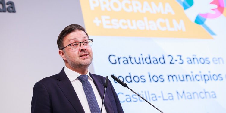 La Junta aprueba la convocatoria de gratuidad de la etapa 2-3 años en todos los municipios de Castilla-La Mancha 1 El Gobierno de Castilla-La Mancha ha aprobado hoy la convocatoria de gratuidad de la etapa de 2-3 años, que va a llegar a todos los municipios de la región. Este anuncio lo ha realizado el consejero de Educación, Cultura y Deportes, Amador Pastor, durante la rueda de prensa posterior al Consejo de Gobierno celebrado hoy. El consejero ha detallado que, con esta nueva convocatoria, dirigida a los municipios de más de 10.000 habitantes, se da cumplimiento al compromiso asumido por el presidente regional Emiliano García-Page. La iniciativa programa +EscuelaCLM se puso en marcha en el curso 2024-2025 y en su primera fase llegó a 91 municipios y 771 alumnos y alumnas. Posteriormente, con la incorporación de los municipios de más de 2.000 habitantes se llegó a 266 localidades y casi 3.500 alumnos y alumnas. Con esta convocatoria que hoy se ha aprobado, el objetivo del Ejecutivo autonómico es llegar a más de 12.200 alumnos y para ello destinar un presupuesto de más de 20 millones de euros. Amador Pastor ha explicado que con la cobertura del programa completo se va a llegar a 304 municipios que cuentan con 330 escuelas infantiles y para ello se ha invertido un presupuesto de más de 32 millones de euros. Por provincias, de las 330 escuelas infantiles, un total de 58 serán en la provincia de Albacete; 38, en la provincia de Guadalajara; 49, en cada una de las provincias de Cuenca y Ciudad Real y un total de 110 en la provincia de Toledo. El consejero de Educación, Cultura y Deportes ha indicado que, con esta red de 304 municipios, “el Ejecutivo autonómico logra que la gratuidad llegue de forma efectiva a las zonas rurales y urbanas, facilitando la conciliación y el asentamiento de población además de consolidar un sistema educativo público, gratuito y de calidad desde las edades más tempranas”. En este punto, ha recordado que este programa forma parte de una estrategia más amplia para universalizar la educación en edades tempranas, crear nuevas plazas públicas y abrir escuelas infantiles en municipios de la región, ya que Castilla-La Mancha alcanzará esta semana un total de 146 convenios suscritos con ayuntamientos, que suponen la creación de 3.761 plazas escolares.