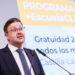 El Gobierno de Castilla-La Mancha ha aprobado hoy la convocatoria de gratuidad de la etapa de 2-3 años, que va a llegar a todos los municipios de la región. Este anuncio lo ha realizado el consejero de Educación, Cultura y Deportes, Amador Pastor, durante la rueda de prensa posterior al Consejo de Gobierno celebrado hoy. El consejero ha detallado que, con esta nueva convocatoria, dirigida a los municipios de más de 10.000 habitantes, se da cumplimiento al compromiso asumido por el presidente regional Emiliano García-Page. La iniciativa programa +EscuelaCLM se puso en marcha en el curso 2024-2025 y en su primera fase llegó a 91 municipios y 771 alumnos y alumnas. Posteriormente, con la incorporación de los municipios de más de 2.000 habitantes se llegó a 266 localidades y casi 3.500 alumnos y alumnas. Con esta convocatoria que hoy se ha aprobado, el objetivo del Ejecutivo autonómico es llegar a más de 12.200 alumnos y para ello destinar un presupuesto de más de 20 millones de euros. Amador Pastor ha explicado que con la cobertura del programa completo se va a llegar a 304 municipios que cuentan con 330 escuelas infantiles y para ello se ha invertido un presupuesto de más de 32 millones de euros. Por provincias, de las 330 escuelas infantiles, un total de 58 serán en la provincia de Albacete; 38, en la provincia de Guadalajara; 49, en cada una de las provincias de Cuenca y Ciudad Real y un total de 110 en la provincia de Toledo. El consejero de Educación, Cultura y Deportes ha indicado que, con esta red de 304 municipios, “el Ejecutivo autonómico logra que la gratuidad llegue de forma efectiva a las zonas rurales y urbanas, facilitando la conciliación y el asentamiento de población además de consolidar un sistema educativo público, gratuito y de calidad desde las edades más tempranas”. En este punto, ha recordado que este programa forma parte de una estrategia más amplia para universalizar la educación en edades tempranas, crear nuevas plazas públicas y abrir escuelas infantiles en municipios de la región, ya que Castilla-La Mancha alcanzará esta semana un total de 146 convenios suscritos con ayuntamientos, que suponen la creación de 3.761 plazas escolares.