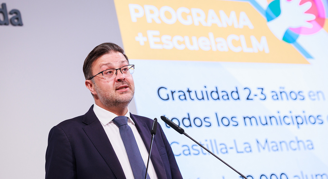 La Junta aprueba la convocatoria de gratuidad de la etapa 2-3 años en todos los municipios de Castilla-La Mancha 2 El Gobierno de Castilla-La Mancha ha aprobado hoy la convocatoria de gratuidad de la etapa de 2-3 años, que va a llegar a todos los municipios de la región. Este anuncio lo ha realizado el consejero de Educación, Cultura y Deportes, Amador Pastor, durante la rueda de prensa posterior al Consejo de Gobierno celebrado hoy.El consejero ha detallado que, con esta nueva convocatoria, dirigida a los municipios de más de 10.000 habitantes, se da cumplimiento al compromiso asumido por el presidente regional Emiliano García-Page.La iniciativa programa +EscuelaCLM se puso en marcha en el curso 2024-2025 y en su primera fase llegó a 91 municipios y 771 alumnos y alumnas. Posteriormente, con la incorporación de los municipios de más de 2.000 habitantes se llegó a 266 localidades y casi 3.500 alumnos y alumnas. Con esta convocatoria que hoy se ha aprobado, el objetivo del Ejecutivo autonómico es llegar a más de 12.200 alumnos y para ello destinar un presupuesto de más de 20 millones de euros.Amador Pastor ha explicado que con la cobertura del programa completo se va a llegar a 304 municipios que cuentan con 330 escuelas infantiles y para ello se ha invertido un presupuesto de más de 32 millones de euros.Por provincias, de las 330 escuelas infantiles, un total de 58 serán en la provincia de Albacete; 38, en la provincia de Guadalajara; 49, en cada una de las provincias de Cuenca y Ciudad Real y un total de 110 en la provincia de Toledo.El consejero de Educación, Cultura y Deportes ha indicado que, con esta red de 304 municipios, “el Ejecutivo autonómico logra que la gratuidad llegue de forma efectiva a las zonas rurales y urbanas, facilitando la conciliación y el asentamiento de población además de consolidar un sistema educativo público, gratuito y de calidad desde las edades más tempranas”.En este punto, ha recordado que este programa forma parte de una estrategia más amplia para universalizar la educación en edades tempranas, crear nuevas plazas públicas y abrir escuelas infantiles en municipios de la región, ya que Castilla-La Mancha alcanzará esta semana un total de 146 convenios suscritos con ayuntamientos, que suponen la creación de 3.761 plazas escolares.
