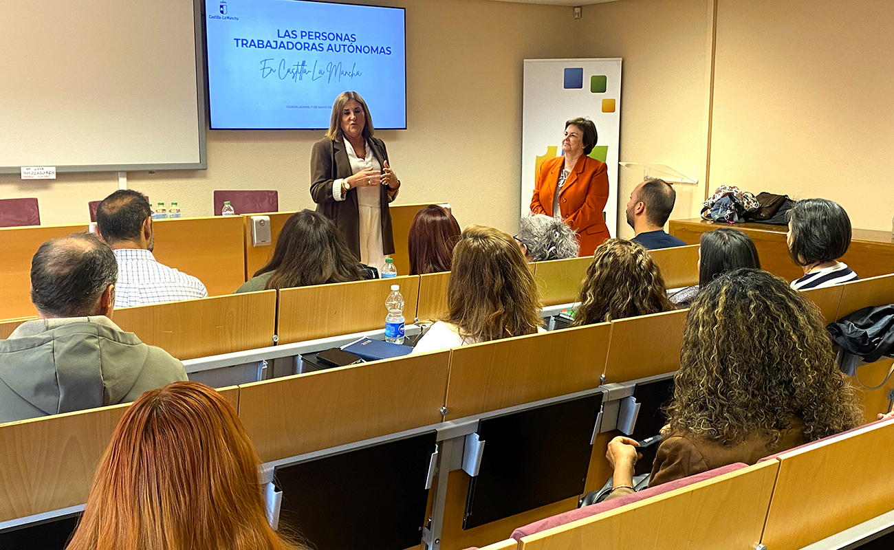 La Junta reúne a más de 40 personas autónomas y gestorías de Guadalajara para presentar las ayudas y líneas estratégicas de apoyo al emprendimiento