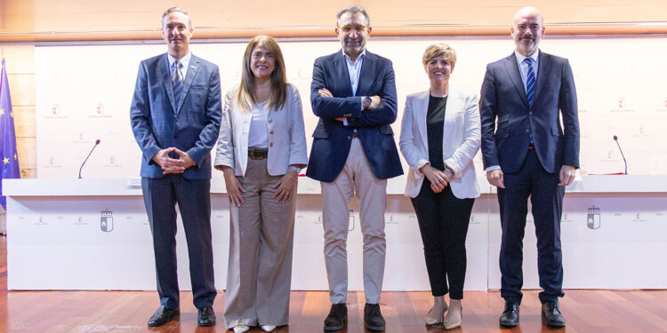 La Junta seguirá trabajando con la UCLM en las microcredenciales para proporcionar una formación continua a los profesionales en sectores estratégicos 1 La Junta seguirá trabajando con la UCLM en las microcredenciales para proporcionar una formación continua a los profesionales en sectores estratégicos