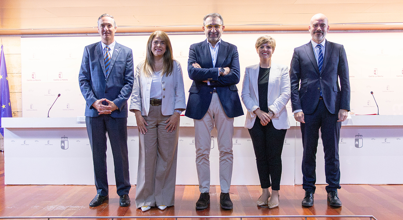 La Junta seguirá trabajando con la UCLM en las microcredenciales para proporcionar una formación continua a los profesionales en sectores estratégicos 2 La Junta seguirá trabajando con la UCLM en las microcredenciales para proporcionar una formación continua a los profesionales en sectores estratégicos