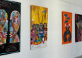 La sala de exposiciones del Edificio Iberia, sede de la Delegación Provincial de la Junta de Comunidades de Castilla-La Mancha en Cuenca, acoge desde este jueves la exposición ‘Armonía disonante’, de la artista visual Isabella Rago, creadora venezolana afincada en Cuenca. La inauguración tendrá lugar este jueves, a las 19:30 horas, en la Sala Iberia, y la muestra podrá visitarse hasta el 31 de mayo. Con esta propuesta, la Delegación Provincial continúa abriendo sus espacios a la cultura y al talento artístico vinculado a la ciudad de Cuenca. ‘Armonía disonante’ reúne una serie de obras en las que la artista utiliza el color, las formas, las texturas y diferentes materiales para expresar emociones y vivencias personales. Se trata de una exposición de pintura abstracta, expresionismo contemporáneo y técnica mixta que invita al público a acercarse al arte desde una mirada abierta y personal. La muestra combina obras de carácter más íntimo con otras influenciadas por figuras icónicas de la música y la cultura visual contemporánea. En todas ellas, Isabella Rago trabaja con acrílico, marcadores acrílicos, crayones, óleo pastel y recursos digitales para crear composiciones llenas de color, movimiento y fuerza expresiva. Isabella Rago es una artista visual venezolana afincada en Cuenca. Desde 2019 desarrolla su trabajo en el ámbito de la pintura abstracta, la técnica mixta y el arte digital. Formada en Psicología Clínica y en Comunicación Visual, presenta con ‘Armonía disonante’ su primera exposición pública individual. La exposición podrá visitarse en la sala de exposiciones del Edificio Iberia, en Cuenca, del 21 al 31 de mayo de 2026.