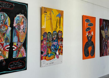 La sala de exposiciones del Edificio Iberia, sede de la Delegación Provincial de la Junta de Comunidades de Castilla-La Mancha en Cuenca, acoge desde este jueves la exposición ‘Armonía disonante’, de la artista visual Isabella Rago, creadora venezolana afincada en Cuenca. La inauguración tendrá lugar este jueves, a las 19:30 horas, en la Sala Iberia, y la muestra podrá visitarse hasta el 31 de mayo. Con esta propuesta, la Delegación Provincial continúa abriendo sus espacios a la cultura y al talento artístico vinculado a la ciudad de Cuenca. ‘Armonía disonante’ reúne una serie de obras en las que la artista utiliza el color, las formas, las texturas y diferentes materiales para expresar emociones y vivencias personales. Se trata de una exposición de pintura abstracta, expresionismo contemporáneo y técnica mixta que invita al público a acercarse al arte desde una mirada abierta y personal. La muestra combina obras de carácter más íntimo con otras influenciadas por figuras icónicas de la música y la cultura visual contemporánea. En todas ellas, Isabella Rago trabaja con acrílico, marcadores acrílicos, crayones, óleo pastel y recursos digitales para crear composiciones llenas de color, movimiento y fuerza expresiva. Isabella Rago es una artista visual venezolana afincada en Cuenca. Desde 2019 desarrolla su trabajo en el ámbito de la pintura abstracta, la técnica mixta y el arte digital. Formada en Psicología Clínica y en Comunicación Visual, presenta con ‘Armonía disonante’ su primera exposición pública individual. La exposición podrá visitarse en la sala de exposiciones del Edificio Iberia, en Cuenca, del 21 al 31 de mayo de 2026.