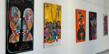 La sala de exposiciones del Edificio Iberia, sede de la Delegación Provincial de la Junta de Comunidades de Castilla-La Mancha en Cuenca, acoge desde este jueves la exposición ‘Armonía disonante’, de la artista visual Isabella Rago, creadora venezolana afincada en Cuenca. La inauguración tendrá lugar este jueves, a las 19:30 horas, en la Sala Iberia, y la muestra podrá visitarse hasta el 31 de mayo. Con esta propuesta, la Delegación Provincial continúa abriendo sus espacios a la cultura y al talento artístico vinculado a la ciudad de Cuenca. ‘Armonía disonante’ reúne una serie de obras en las que la artista utiliza el color, las formas, las texturas y diferentes materiales para expresar emociones y vivencias personales. Se trata de una exposición de pintura abstracta, expresionismo contemporáneo y técnica mixta que invita al público a acercarse al arte desde una mirada abierta y personal. La muestra combina obras de carácter más íntimo con otras influenciadas por figuras icónicas de la música y la cultura visual contemporánea. En todas ellas, Isabella Rago trabaja con acrílico, marcadores acrílicos, crayones, óleo pastel y recursos digitales para crear composiciones llenas de color, movimiento y fuerza expresiva. Isabella Rago es una artista visual venezolana afincada en Cuenca. Desde 2019 desarrolla su trabajo en el ámbito de la pintura abstracta, la técnica mixta y el arte digital. Formada en Psicología Clínica y en Comunicación Visual, presenta con ‘Armonía disonante’ su primera exposición pública individual. La exposición podrá visitarse en la sala de exposiciones del Edificio Iberia, en Cuenca, del 21 al 31 de mayo de 2026.