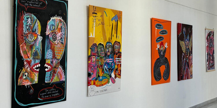 La Sala Iberia acoge la exposición ‘Armonía disonante’, de la artista Isabella Rago 1 La sala de exposiciones del Edificio Iberia, sede de la Delegación Provincial de la Junta de Comunidades de Castilla-La Mancha en Cuenca, acoge desde este jueves la exposición ‘Armonía disonante’, de la artista visual Isabella Rago, creadora venezolana afincada en Cuenca. La inauguración tendrá lugar este jueves, a las 19:30 horas, en la Sala Iberia, y la muestra podrá visitarse hasta el 31 de mayo. Con esta propuesta, la Delegación Provincial continúa abriendo sus espacios a la cultura y al talento artístico vinculado a la ciudad de Cuenca. ‘Armonía disonante’ reúne una serie de obras en las que la artista utiliza el color, las formas, las texturas y diferentes materiales para expresar emociones y vivencias personales. Se trata de una exposición de pintura abstracta, expresionismo contemporáneo y técnica mixta que invita al público a acercarse al arte desde una mirada abierta y personal. La muestra combina obras de carácter más íntimo con otras influenciadas por figuras icónicas de la música y la cultura visual contemporánea. En todas ellas, Isabella Rago trabaja con acrílico, marcadores acrílicos, crayones, óleo pastel y recursos digitales para crear composiciones llenas de color, movimiento y fuerza expresiva. Isabella Rago es una artista visual venezolana afincada en Cuenca. Desde 2019 desarrolla su trabajo en el ámbito de la pintura abstracta, la técnica mixta y el arte digital. Formada en Psicología Clínica y en Comunicación Visual, presenta con ‘Armonía disonante’ su primera exposición pública individual. La exposición podrá visitarse en la sala de exposiciones del Edificio Iberia, en Cuenca, del 21 al 31 de mayo de 2026.