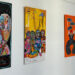 La sala de exposiciones del Edificio Iberia, sede de la Delegación Provincial de la Junta de Comunidades de Castilla-La Mancha en Cuenca, acoge desde este jueves la exposición ‘Armonía disonante’, de la artista visual Isabella Rago, creadora venezolana afincada en Cuenca. La inauguración tendrá lugar este jueves, a las 19:30 horas, en la Sala Iberia, y la muestra podrá visitarse hasta el 31 de mayo. Con esta propuesta, la Delegación Provincial continúa abriendo sus espacios a la cultura y al talento artístico vinculado a la ciudad de Cuenca. ‘Armonía disonante’ reúne una serie de obras en las que la artista utiliza el color, las formas, las texturas y diferentes materiales para expresar emociones y vivencias personales. Se trata de una exposición de pintura abstracta, expresionismo contemporáneo y técnica mixta que invita al público a acercarse al arte desde una mirada abierta y personal. La muestra combina obras de carácter más íntimo con otras influenciadas por figuras icónicas de la música y la cultura visual contemporánea. En todas ellas, Isabella Rago trabaja con acrílico, marcadores acrílicos, crayones, óleo pastel y recursos digitales para crear composiciones llenas de color, movimiento y fuerza expresiva. Isabella Rago es una artista visual venezolana afincada en Cuenca. Desde 2019 desarrolla su trabajo en el ámbito de la pintura abstracta, la técnica mixta y el arte digital. Formada en Psicología Clínica y en Comunicación Visual, presenta con ‘Armonía disonante’ su primera exposición pública individual. La exposición podrá visitarse en la sala de exposiciones del Edificio Iberia, en Cuenca, del 21 al 31 de mayo de 2026.