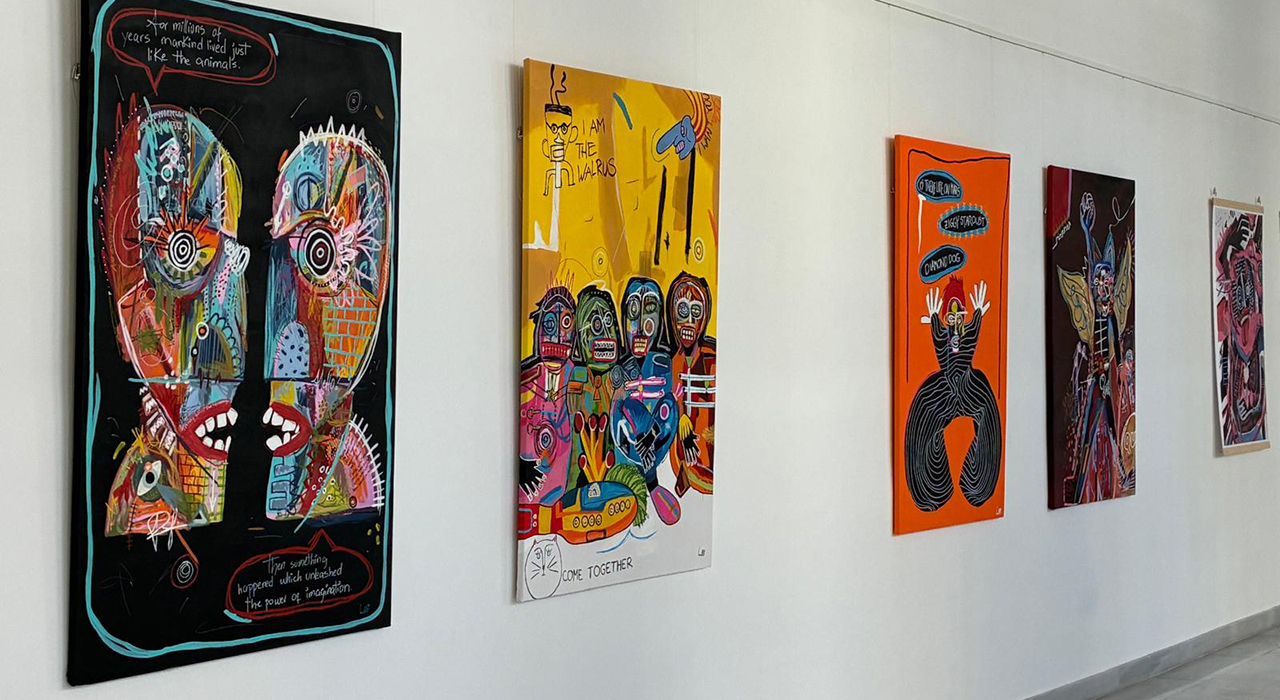 La Sala Iberia acoge la exposición ‘Armonía disonante’, de la artista Isabella Rago 2 La sala de exposiciones del Edificio Iberia, sede de la Delegación Provincial de la Junta de Comunidades de Castilla-La Mancha en Cuenca, acoge desde este jueves la exposición ‘Armonía disonante’, de la artista visual Isabella Rago, creadora venezolana afincada en Cuenca.
La inauguración tendrá lugar este jueves, a las 19:30 horas, en la Sala Iberia, y la muestra podrá visitarse hasta el 31 de mayo. Con esta propuesta, la Delegación Provincial continúa abriendo sus espacios a la cultura y al talento artístico vinculado a la ciudad de Cuenca.
‘Armonía disonante’ reúne una serie de obras en las que la artista utiliza el color, las formas, las texturas y diferentes materiales para expresar emociones y vivencias personales. Se trata de una exposición de pintura abstracta, expresionismo contemporáneo y técnica mixta que invita al público a acercarse al arte desde una mirada abierta y personal.
La muestra combina obras de carácter más íntimo con otras influenciadas por figuras icónicas de la música y la cultura visual contemporánea. En todas ellas, Isabella Rago trabaja con acrílico, marcadores acrílicos, crayones, óleo pastel y recursos digitales para crear composiciones llenas de color, movimiento y fuerza expresiva.
Isabella Rago es una artista visual venezolana afincada en Cuenca. Desde 2019 desarrolla su trabajo en el ámbito de la pintura abstracta, la técnica mixta y el arte digital. Formada en Psicología Clínica y en Comunicación Visual, presenta con ‘Armonía disonante’ su primera exposición pública individual.
La exposición podrá visitarse en la sala de exposiciones del Edificio Iberia, en Cuenca, del 21 al 31 de mayo de 2026.