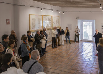 La Fundación Antonio Pérez (FAP) inaugura este viernes, 8 de mayo de 2026, a las 18:45 horas, la exposición "Pablo Palazuelo. Un goce inscrito" en su Centro de Arte Contemporáneo, situado en la calle Julián Romero de la capital conquense. La muestra está comisariada por el crítico de arte Alfonso de la Torre y se lleva a cabo en colaboración directa con la Fundación Pablo Palazuelo. Considerado uno de los principales referentes internacionales del arte abstracto español de la segunda mitad del siglo XX, Pablo Palazuelo (1915-2007) es el protagonista de esta selección compuesta por trece obras representativas de su etapa de madurez. Los asistentes podrán contemplar nueve pinturas de gran formato, tres esculturas y uno de los últimos dibujos realizados por el artista madrileño. A través de piezas pertenecientes a series destacadas como "Red", "Circino" o "De Somnis", la exposición permite profundizar en un universo formal marcado por la continua exploración de líneas, signos y estructuras geométricas. Contexto y evolución cultural La llegada de la obra de Palazuelo a la capital conquense apuntala el intenso calendario que la Fundación Antonio Pérez ha desarrollado recientemente en la región para enriquecer su oferta artística. En los primeros meses de este 2026, la institución ha dinamizado su red provincial con hitos como la celebración del 20 aniversario de su Museo de Obra Gráfica en San Clemente el pasado febrero, y con la apertura de nuevas muestras temporales en sus espacios de Cuenca, Huete y Sigüenza. Esta gran apuesta por una figura histórica del arte contemporáneo nacional da continuidad al esfuerzo reciente de la FAP por ofrecer exposiciones de alto nivel, sumándose a las recientes propuestas gráficas inauguradas en abril en la sede sanclementina. Con la incorporación del trabajo de Palazuelo a su sede principal, la Fundación consolida la trayectoria de crecimiento de los últimos años, una dinámica que le ha permitido superar la cifra de 35.000 visitantes anuales en el conjunto de sus centros de arte