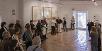 La Fundación Antonio Pérez (FAP) inaugura este viernes, 8 de mayo de 2026, a las 18:45 horas, la exposición "Pablo Palazuelo. Un goce inscrito" en su Centro de Arte Contemporáneo, situado en la calle Julián Romero de la capital conquense. La muestra está comisariada por el crítico de arte Alfonso de la Torre y se lleva a cabo en colaboración directa con la Fundación Pablo Palazuelo. Considerado uno de los principales referentes internacionales del arte abstracto español de la segunda mitad del siglo XX, Pablo Palazuelo (1915-2007) es el protagonista de esta selección compuesta por trece obras representativas de su etapa de madurez. Los asistentes podrán contemplar nueve pinturas de gran formato, tres esculturas y uno de los últimos dibujos realizados por el artista madrileño. A través de piezas pertenecientes a series destacadas como "Red", "Circino" o "De Somnis", la exposición permite profundizar en un universo formal marcado por la continua exploración de líneas, signos y estructuras geométricas. Contexto y evolución cultural La llegada de la obra de Palazuelo a la capital conquense apuntala el intenso calendario que la Fundación Antonio Pérez ha desarrollado recientemente en la región para enriquecer su oferta artística. En los primeros meses de este 2026, la institución ha dinamizado su red provincial con hitos como la celebración del 20 aniversario de su Museo de Obra Gráfica en San Clemente el pasado febrero, y con la apertura de nuevas muestras temporales en sus espacios de Cuenca, Huete y Sigüenza. Esta gran apuesta por una figura histórica del arte contemporáneo nacional da continuidad al esfuerzo reciente de la FAP por ofrecer exposiciones de alto nivel, sumándose a las recientes propuestas gráficas inauguradas en abril en la sede sanclementina. Con la incorporación del trabajo de Palazuelo a su sede principal, la Fundación consolida la trayectoria de crecimiento de los últimos años, una dinámica que le ha permitido superar la cifra de 35.000 visitantes anuales en el conjunto de sus centros de arte