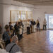 La Fundación Antonio Pérez (FAP) inaugura este viernes, 8 de mayo de 2026, a las 18:45 horas, la exposición "Pablo Palazuelo. Un goce inscrito" en su Centro de Arte Contemporáneo, situado en la calle Julián Romero de la capital conquense. La muestra está comisariada por el crítico de arte Alfonso de la Torre y se lleva a cabo en colaboración directa con la Fundación Pablo Palazuelo. Considerado uno de los principales referentes internacionales del arte abstracto español de la segunda mitad del siglo XX, Pablo Palazuelo (1915-2007) es el protagonista de esta selección compuesta por trece obras representativas de su etapa de madurez. Los asistentes podrán contemplar nueve pinturas de gran formato, tres esculturas y uno de los últimos dibujos realizados por el artista madrileño. A través de piezas pertenecientes a series destacadas como "Red", "Circino" o "De Somnis", la exposición permite profundizar en un universo formal marcado por la continua exploración de líneas, signos y estructuras geométricas. Contexto y evolución cultural La llegada de la obra de Palazuelo a la capital conquense apuntala el intenso calendario que la Fundación Antonio Pérez ha desarrollado recientemente en la región para enriquecer su oferta artística. En los primeros meses de este 2026, la institución ha dinamizado su red provincial con hitos como la celebración del 20 aniversario de su Museo de Obra Gráfica en San Clemente el pasado febrero, y con la apertura de nuevas muestras temporales en sus espacios de Cuenca, Huete y Sigüenza. Esta gran apuesta por una figura histórica del arte contemporáneo nacional da continuidad al esfuerzo reciente de la FAP por ofrecer exposiciones de alto nivel, sumándose a las recientes propuestas gráficas inauguradas en abril en la sede sanclementina. Con la incorporación del trabajo de Palazuelo a su sede principal, la Fundación consolida la trayectoria de crecimiento de los últimos años, una dinámica que le ha permitido superar la cifra de 35.000 visitantes anuales en el conjunto de sus centros de arte