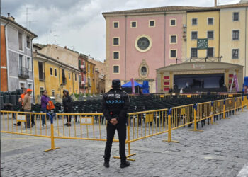 El Ayuntamiento de Cuenca ha confirmado la cancelación del espectáculo operístico ‘La Carroza del Real’, cuya representación estaba prevista al aire libre en la ciudad. La decisión municipal responde directamente a las inclemencias meteorológicas actuales, marcadas por episodios continuados de lluvia y tormenta. Las condiciones atmosféricas impiden garantizar el desarrollo técnico del espectáculo y la seguridad del público asistente. El consistorio ha emitido este aviso para evitar desplazamientos innecesarios de los ciudadanos hacia el Casco Antiguo mientras se mantenga este temporal. Impacto en agenda cultural La llegada de este escenario itinerante del Teatro Real había generado expectación entre los vecinos de la capital. Esta iniciativa nacional tiene como objetivo acercar las artes escénicas a las plazas de distintas ciudades españolas. Tal y como ha documentado Liberal de Castilla durante el último año, la Plaza Mayor se mantiene como el enclave prioritario de la administración local para acoger las grandes apuestas de la programación cultural. La inestabilidad climática ha vuelto a condicionar el calendario de eventos en el centro histórico conquense. El archivo de noticias refleja cómo otras actividades al aire libre en Cuenca han enfrentado retos similares recientemente, priorizando siempre la precaución ante alertas meteorológicas. Por el momento, el consistorio no ha detallado si existe la posibilidad de buscar una nueva fecha para que el escenario móvil regrese a la ciudad.