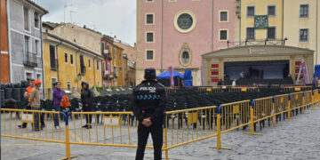 El Ayuntamiento de Cuenca ha confirmado la cancelación del espectáculo operístico ‘La Carroza del Real’, cuya representación estaba prevista al aire libre en la ciudad. La decisión municipal responde directamente a las inclemencias meteorológicas actuales, marcadas por episodios continuados de lluvia y tormenta. Las condiciones atmosféricas impiden garantizar el desarrollo técnico del espectáculo y la seguridad del público asistente. El consistorio ha emitido este aviso para evitar desplazamientos innecesarios de los ciudadanos hacia el Casco Antiguo mientras se mantenga este temporal. Impacto en agenda cultural La llegada de este escenario itinerante del Teatro Real había generado expectación entre los vecinos de la capital. Esta iniciativa nacional tiene como objetivo acercar las artes escénicas a las plazas de distintas ciudades españolas. Tal y como ha documentado Liberal de Castilla durante el último año, la Plaza Mayor se mantiene como el enclave prioritario de la administración local para acoger las grandes apuestas de la programación cultural. La inestabilidad climática ha vuelto a condicionar el calendario de eventos en el centro histórico conquense. El archivo de noticias refleja cómo otras actividades al aire libre en Cuenca han enfrentado retos similares recientemente, priorizando siempre la precaución ante alertas meteorológicas. Por el momento, el consistorio no ha detallado si existe la posibilidad de buscar una nueva fecha para que el escenario móvil regrese a la ciudad.